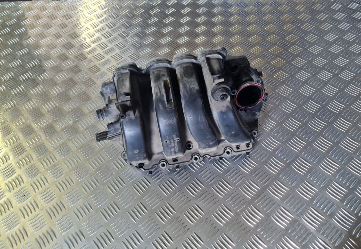 Ieplūdes kolektors priekš VW GOLF 5 2004