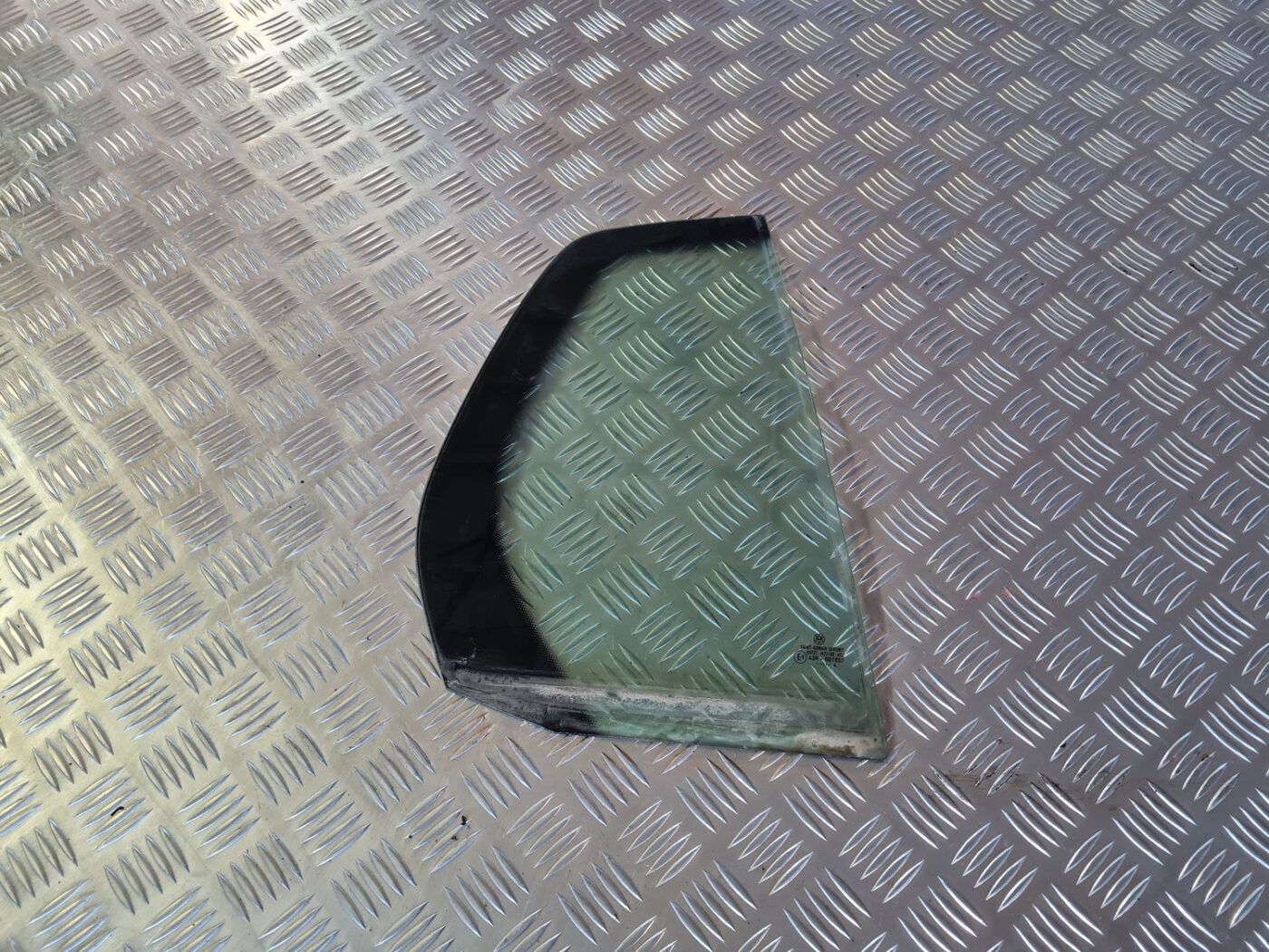 Labo durvju stūra stikls priekš VW GOLF 5 2004