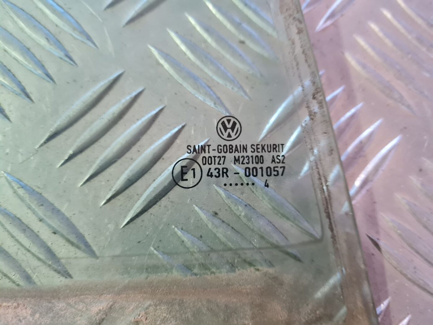 Labo durvju stūra stikls priekš VW GOLF 5 2004