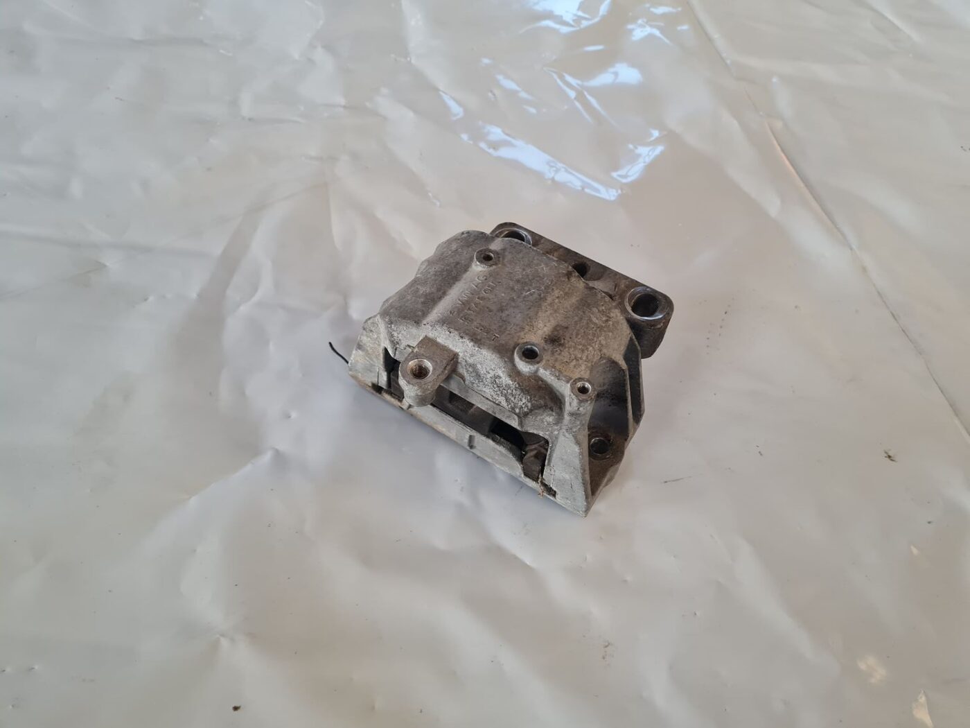 Dzinēja spilvens priekš VW GOLF 5 2004 1 Dzinēja spilvens priekš VW GOLF 5 2004