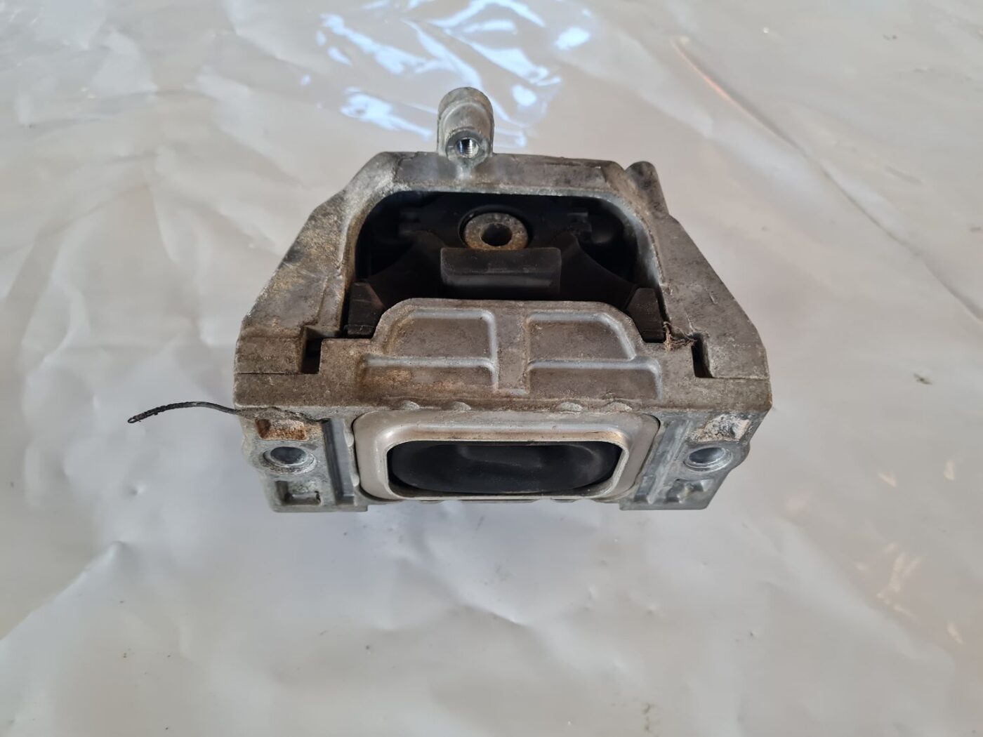 Dzinēja spilvens priekš VW GOLF 5 2004 3 Dzinēja spilvens priekš VW GOLF 5 2004