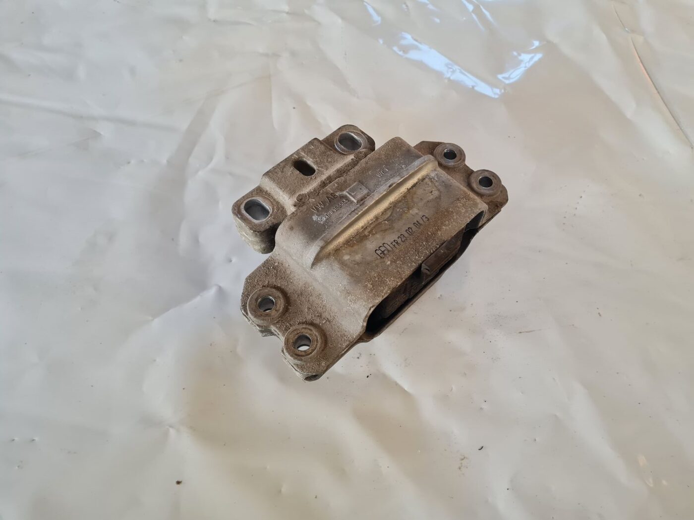 Dzinēja spilvens priekš VW GOLF 5 2004 1 Dzinēja spilvens priekš VW GOLF 5 2004