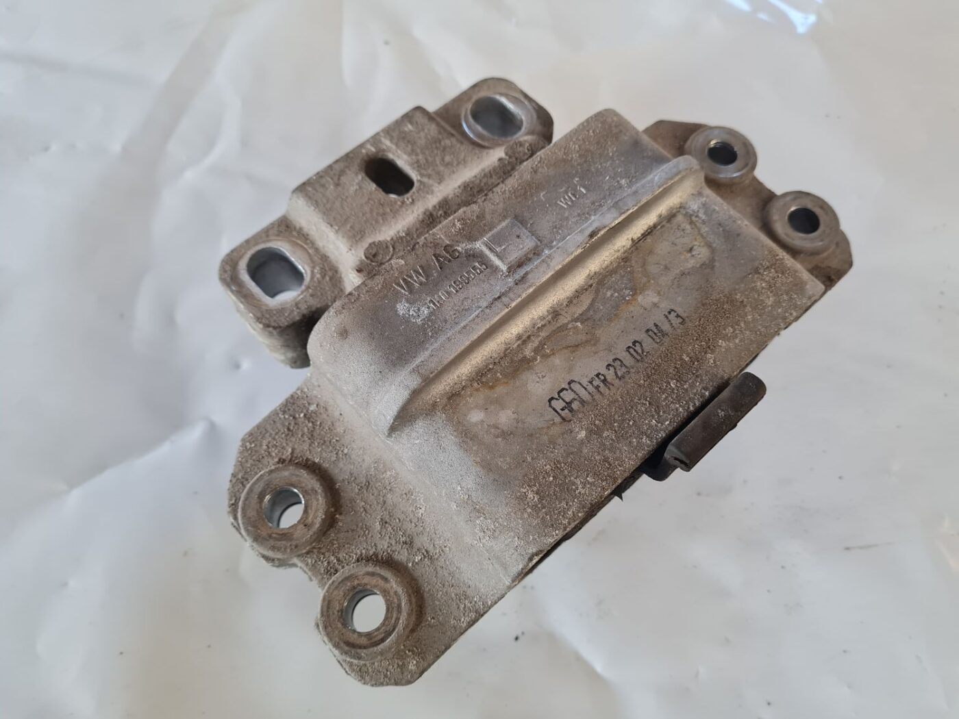 Dzinēja spilvens priekš VW GOLF 5 2004 2 Dzinēja spilvens priekš VW GOLF 5 2004