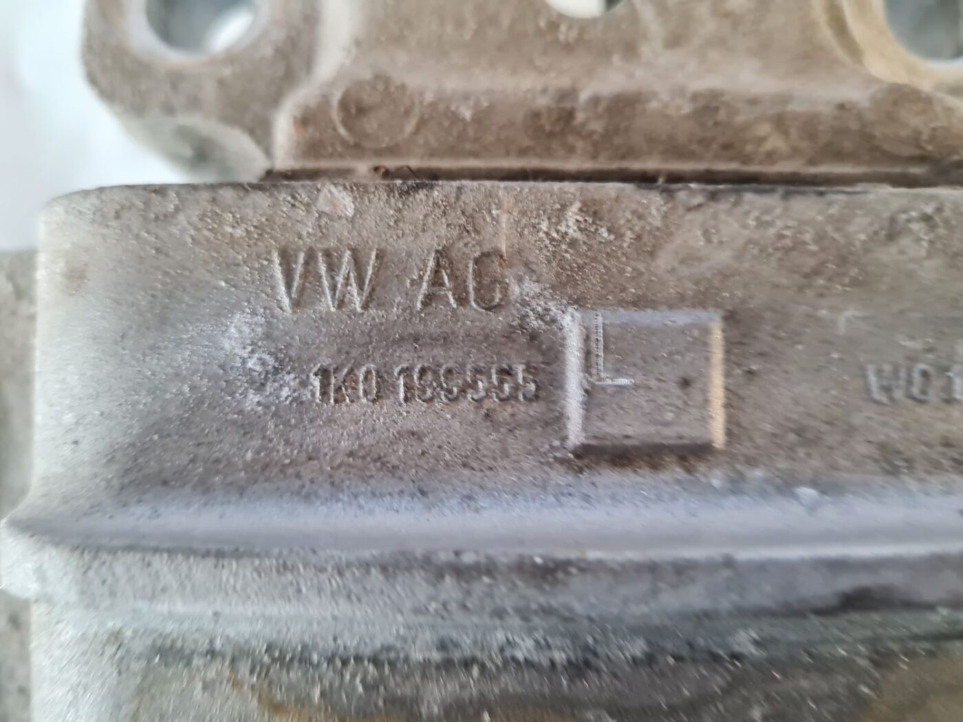 Dzinēja spilvens priekš VW GOLF 5 2004 5 Dzinēja spilvens priekš VW GOLF 5 2004