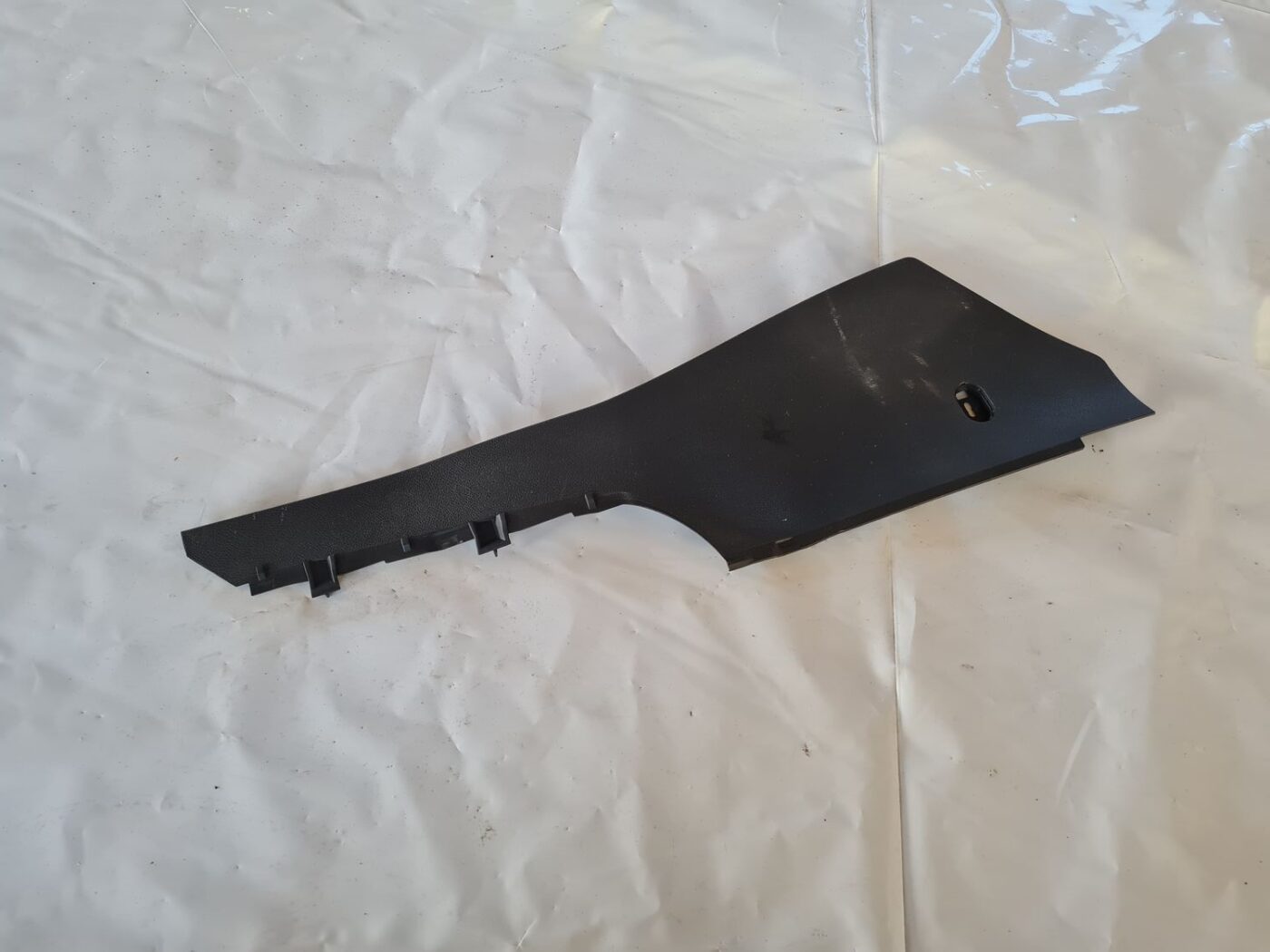 Centrālās konsoles (apdares) sānu panelis priekš VW GOLF 5 2004 1 Centrālās konsoles (apdares) sānu panelis priekš VW GOLF 5 2004