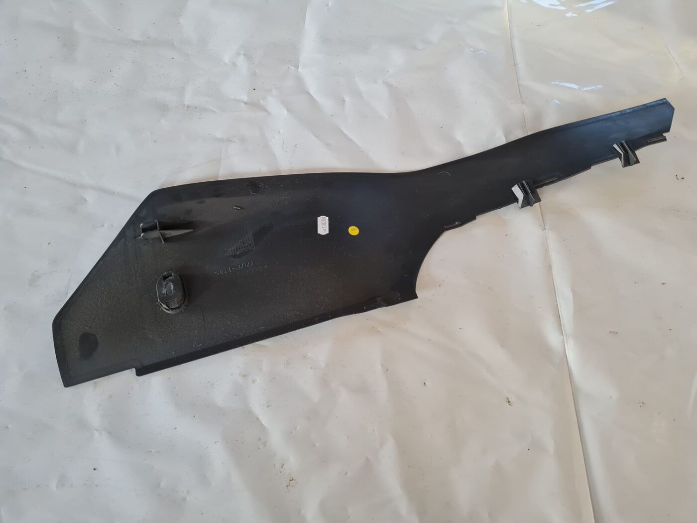 Centrālās konsoles (apdares) sānu panelis priekš VW GOLF 5 2004 2 Centrālās konsoles (apdares) sānu panelis priekš VW GOLF 5 2004