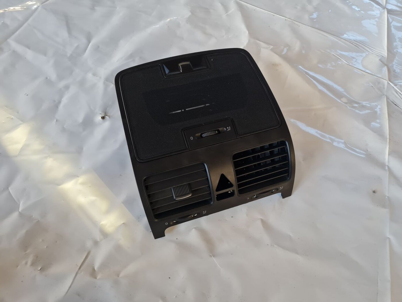 Mērinstrumentu paneļa gaisa vads, centrā priekš VW GOLF 5 2004