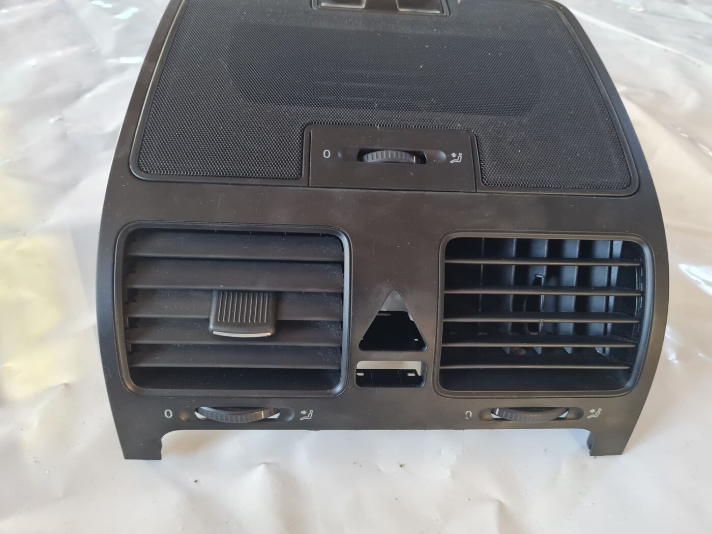 Mērinstrumentu paneļa gaisa vads, centrā priekš VW GOLF 5 2004