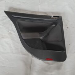 Aizmugurējo kreiso durvju apdare priekš VW GOLF 5 2004