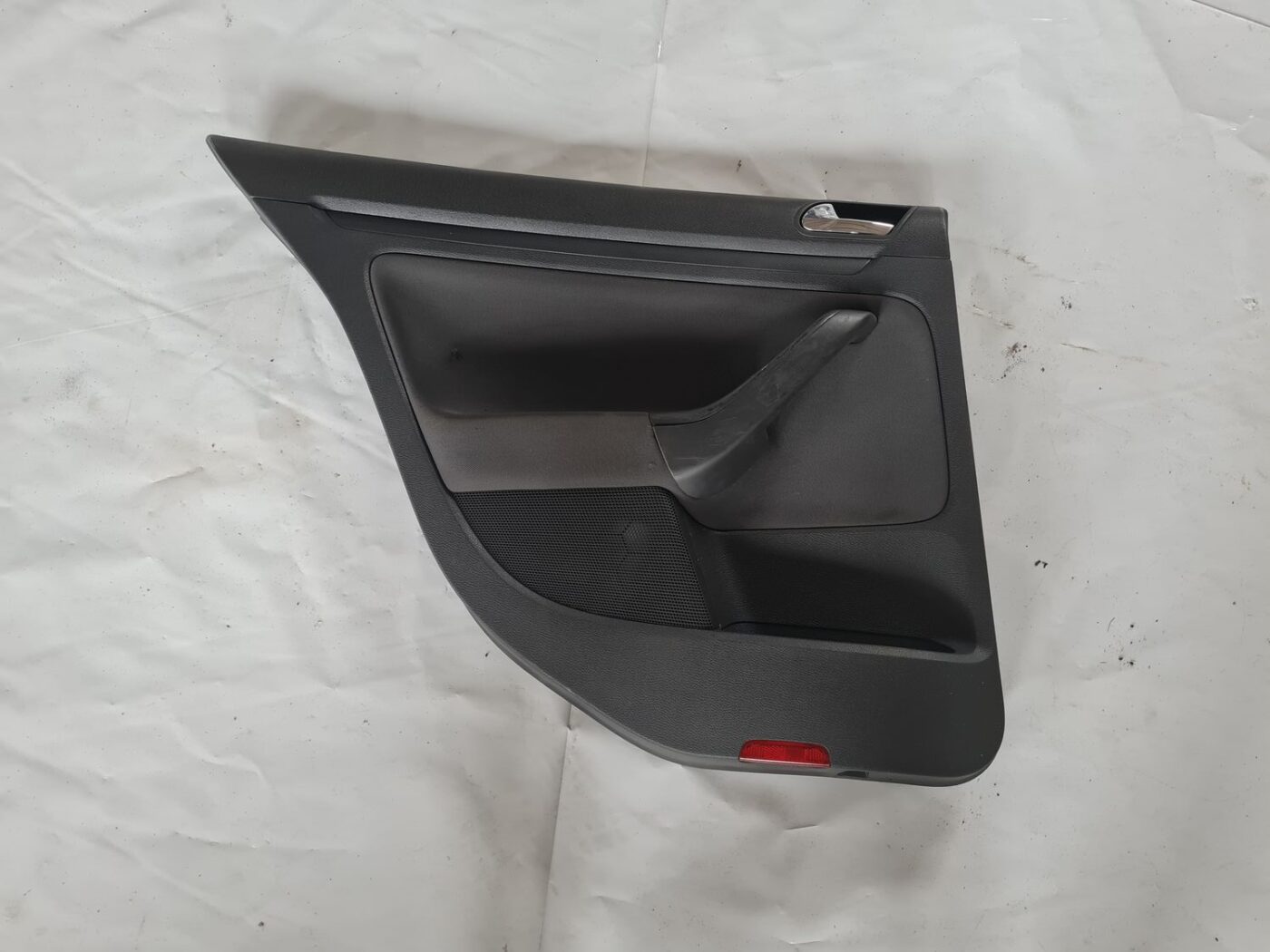 Aizmugurējo kreiso durvju apdare priekš VW GOLF 5 2004 1 Aizmugurējo kreiso durvju apdare priekš VW GOLF 5 2004