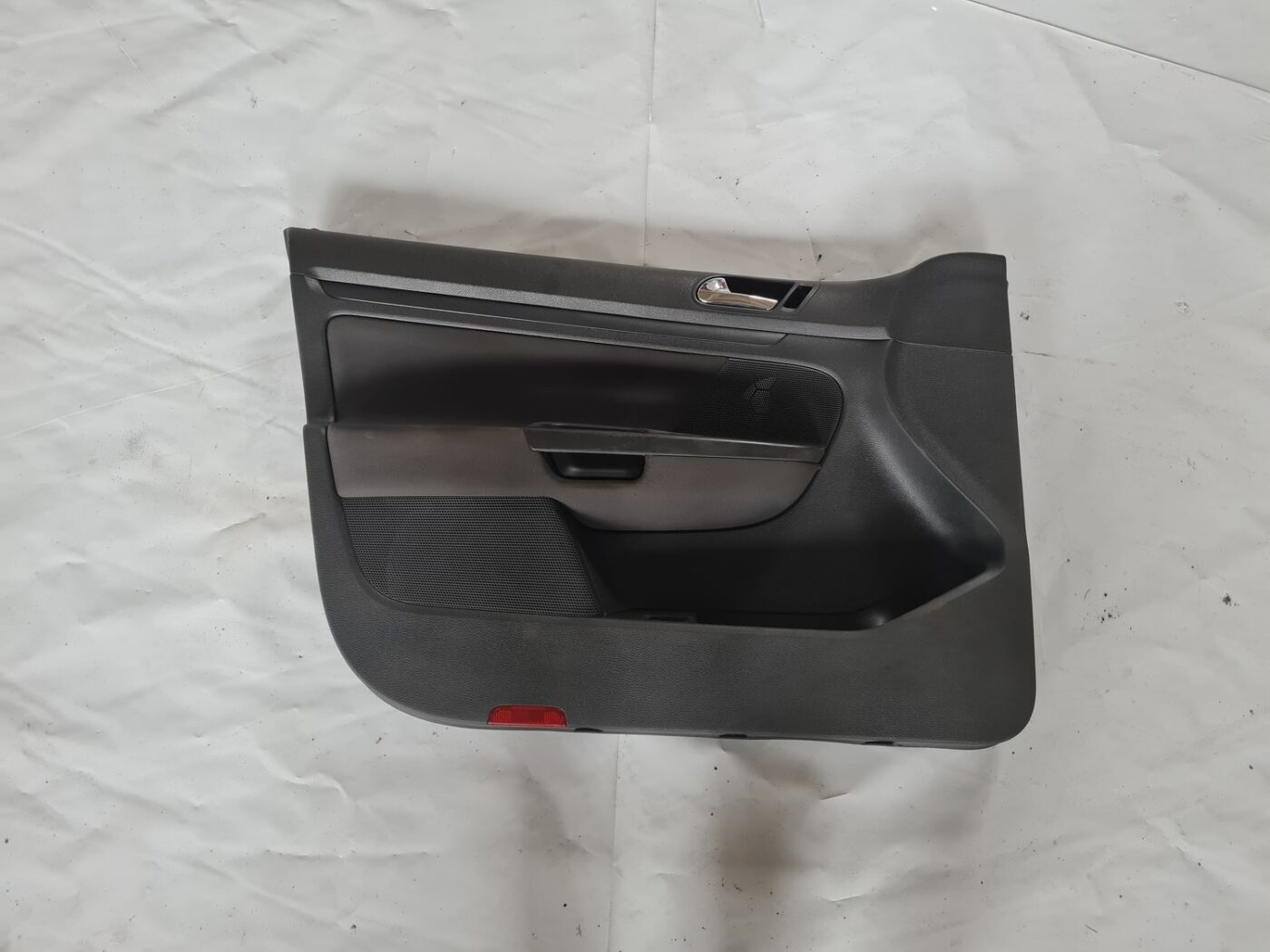 Priekšējo kreiso durvju apdare priekš VW GOLF 5 2004