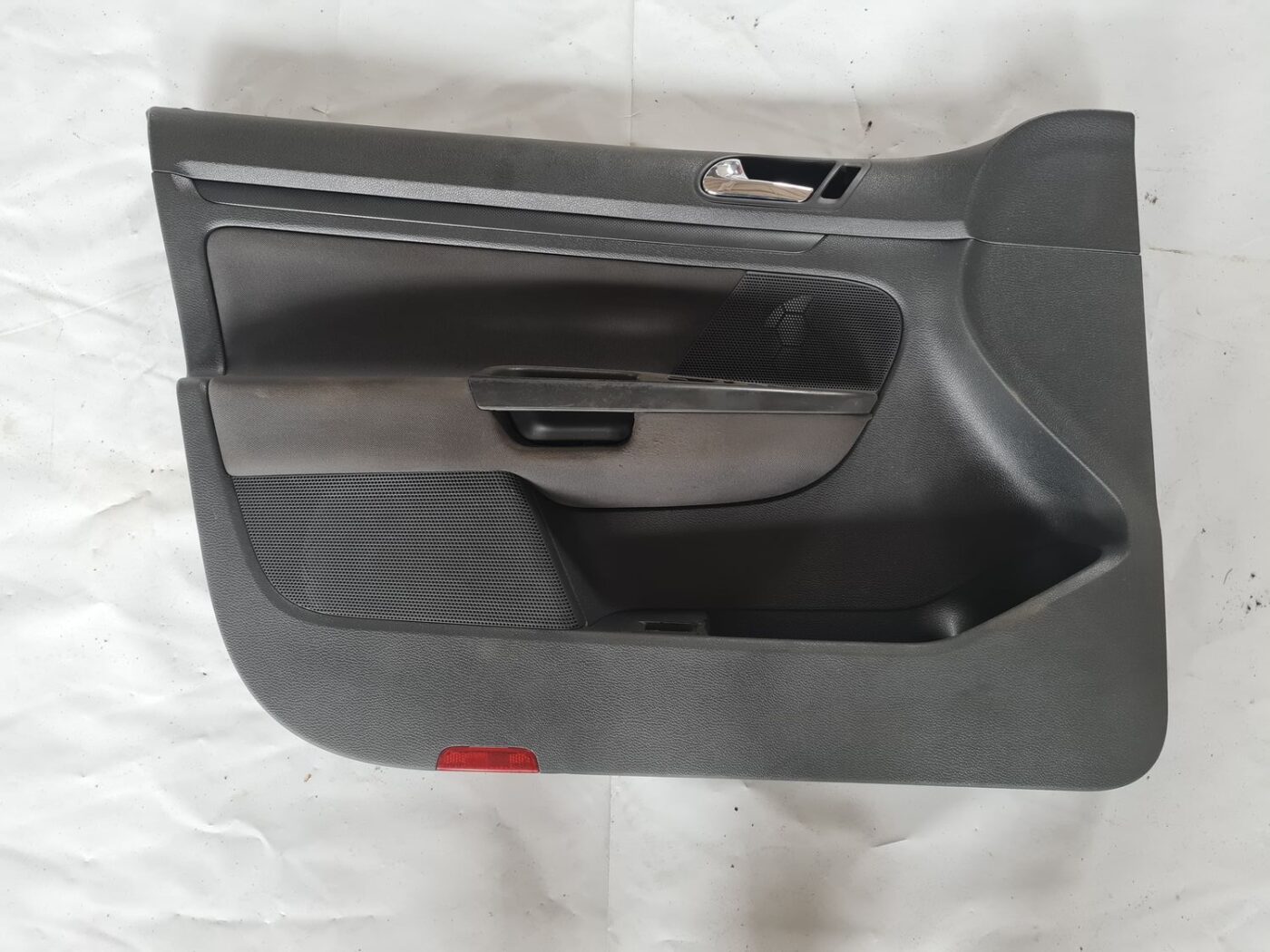 Priekšējo kreiso durvju apdare priekš VW GOLF 5 2004