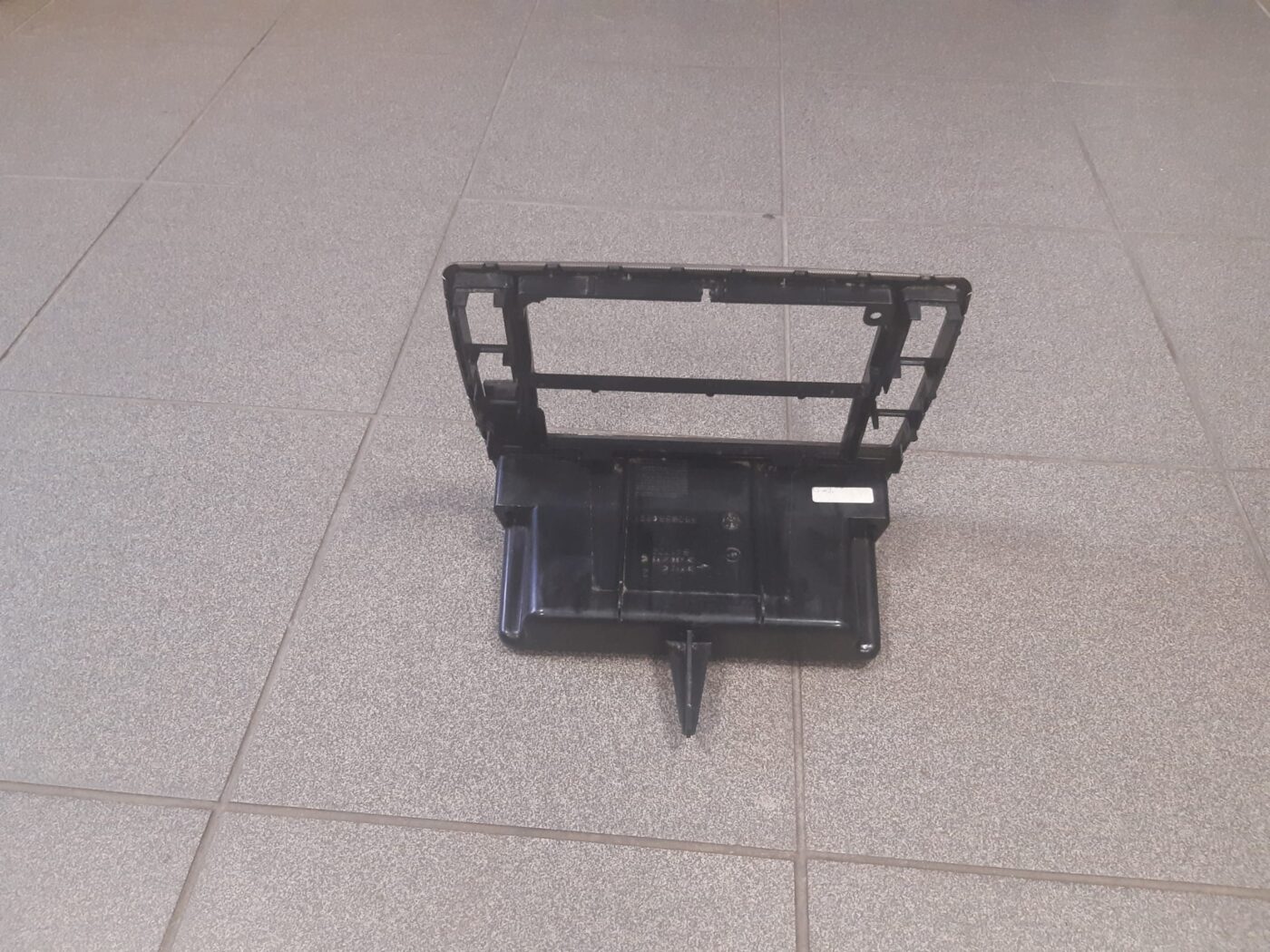 Centrālās konsoles dekoratīvais rāmis priekš VW PASSAT 2004 UNIVERSAL GREY 3 Centrālās konsoles dekoratīvais rāmis priekš VW PASSAT 2004 UNIVERSAL GREY