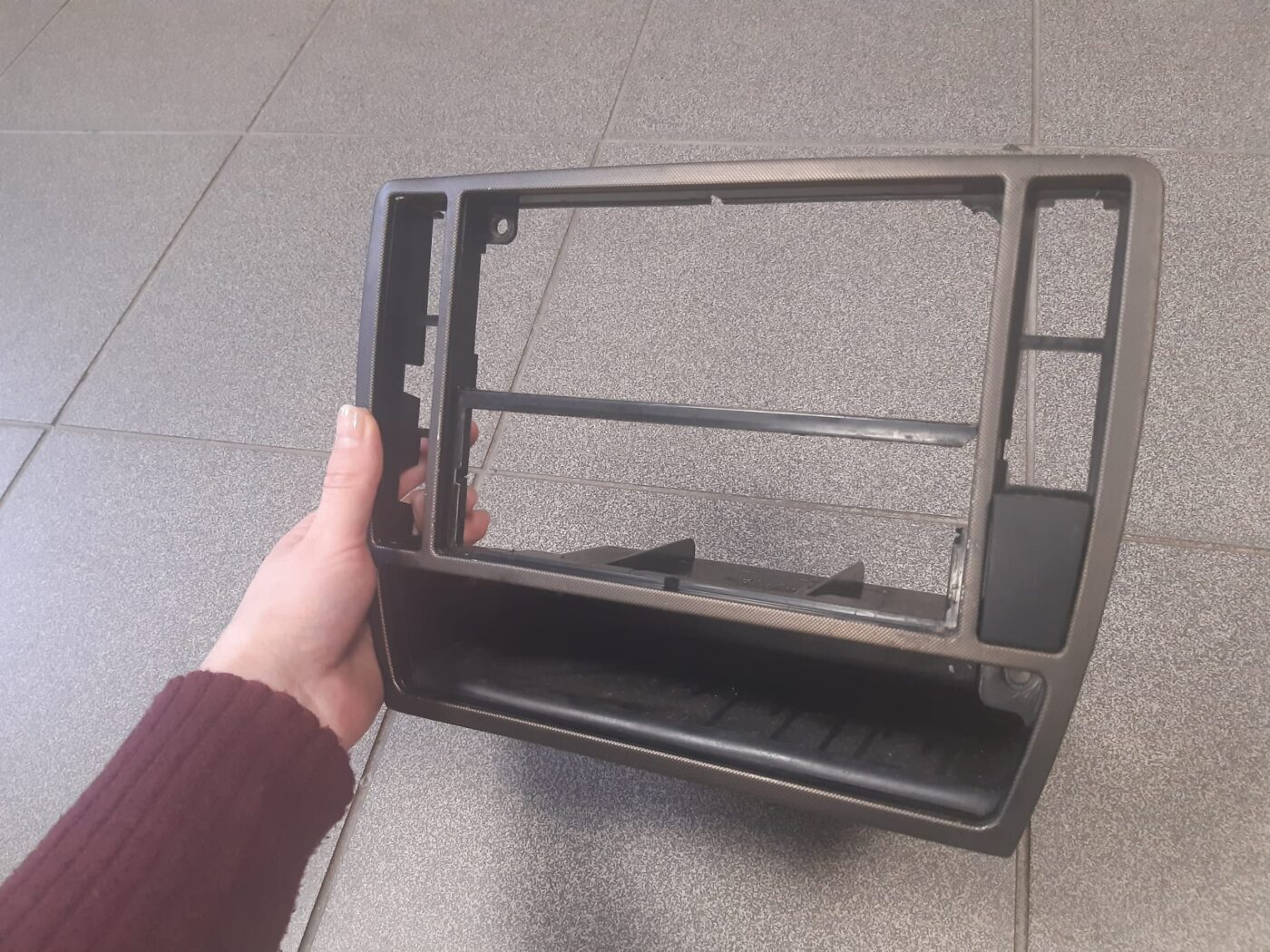 Centrālās konsoles dekoratīvais rāmis priekš VW PASSAT 2004 UNIVERSAL GREY 2 Centrālās konsoles dekoratīvais rāmis priekš VW PASSAT 2004 UNIVERSAL GREY