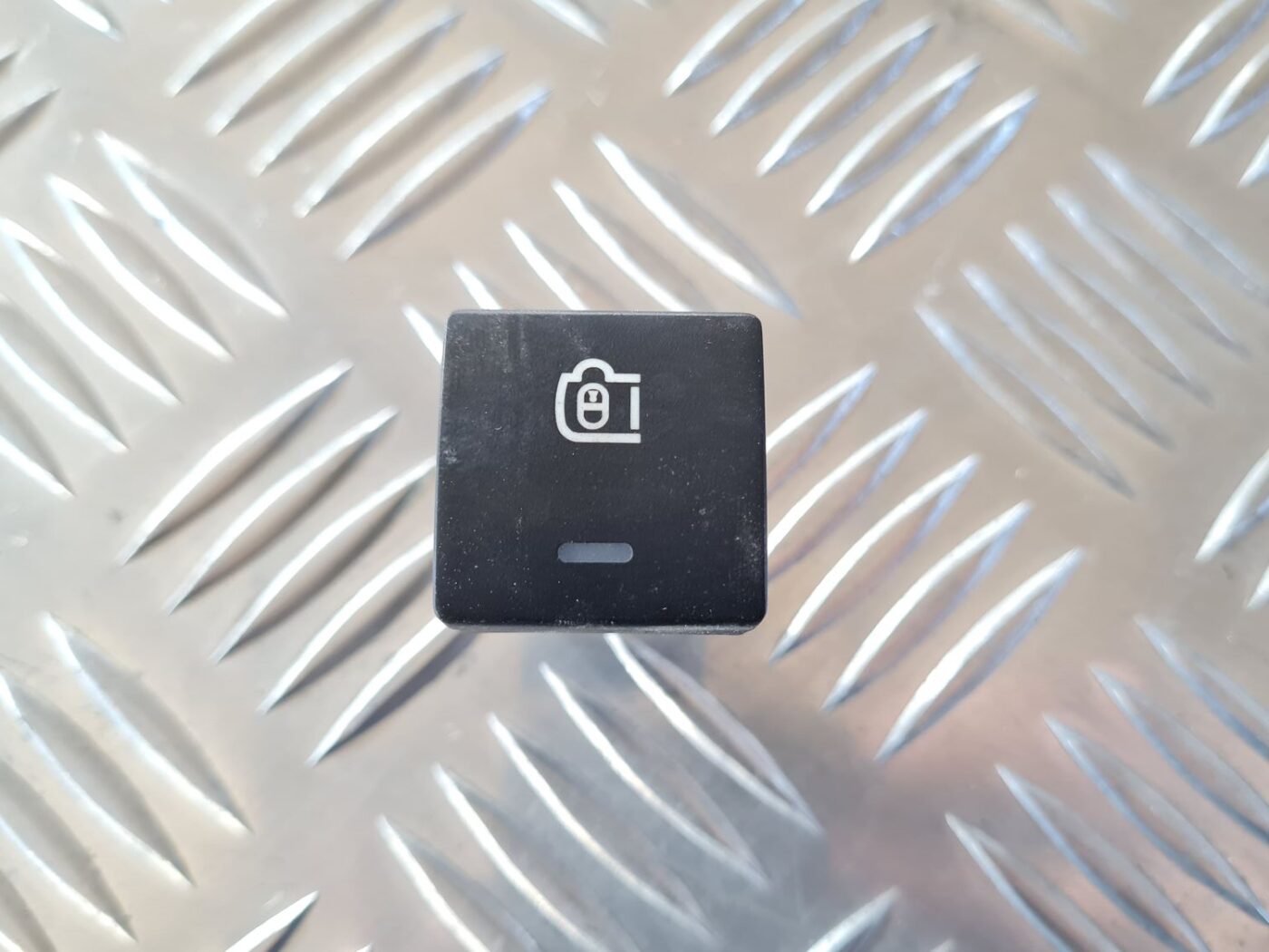 Bagāžnieka vāka atvēršanas rokturis/poga priekš CITROEN BERLINGO 2014