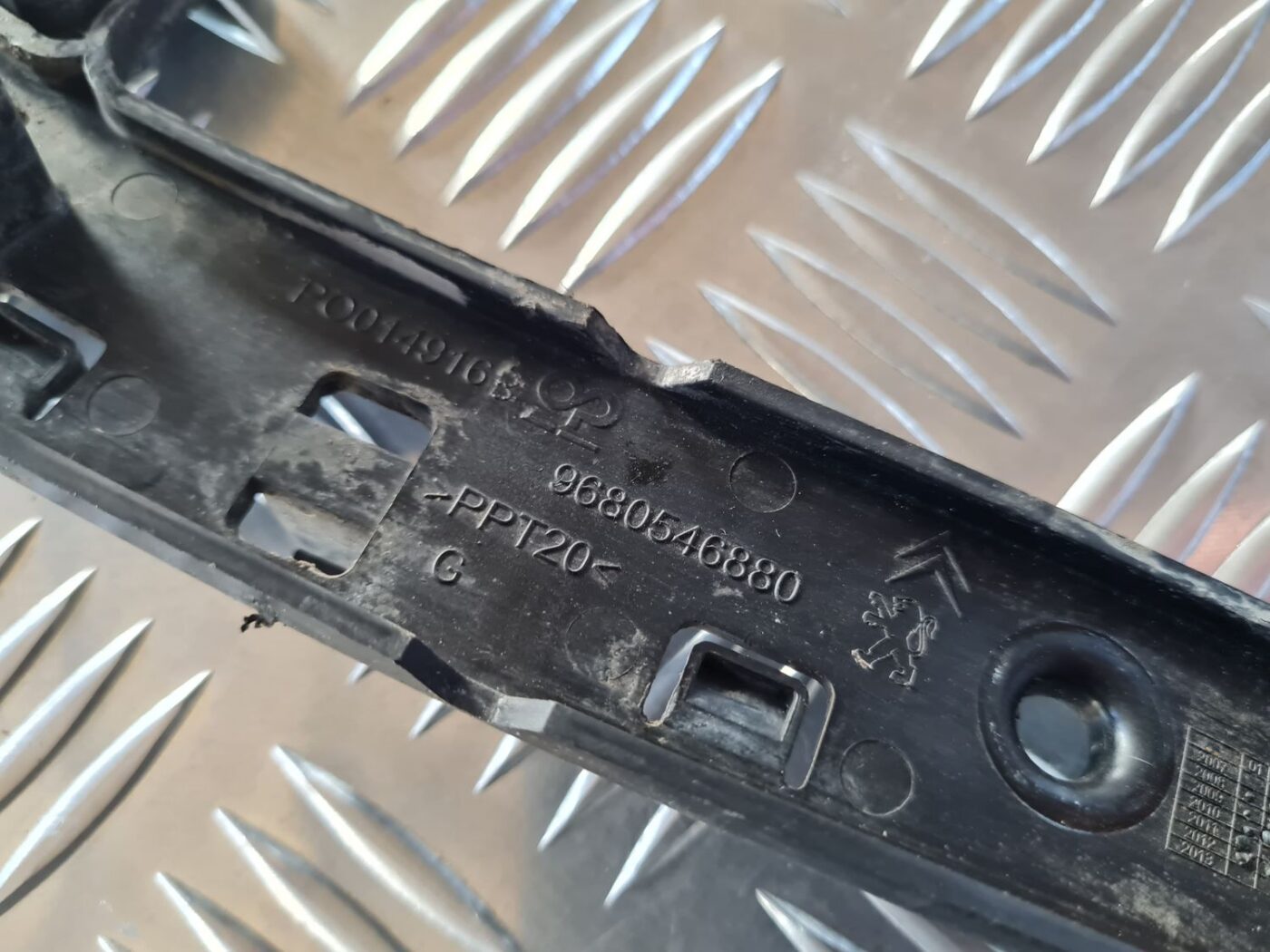 Priekšēja bufera kronšteins priekš CITROEN BERLINGO 2014