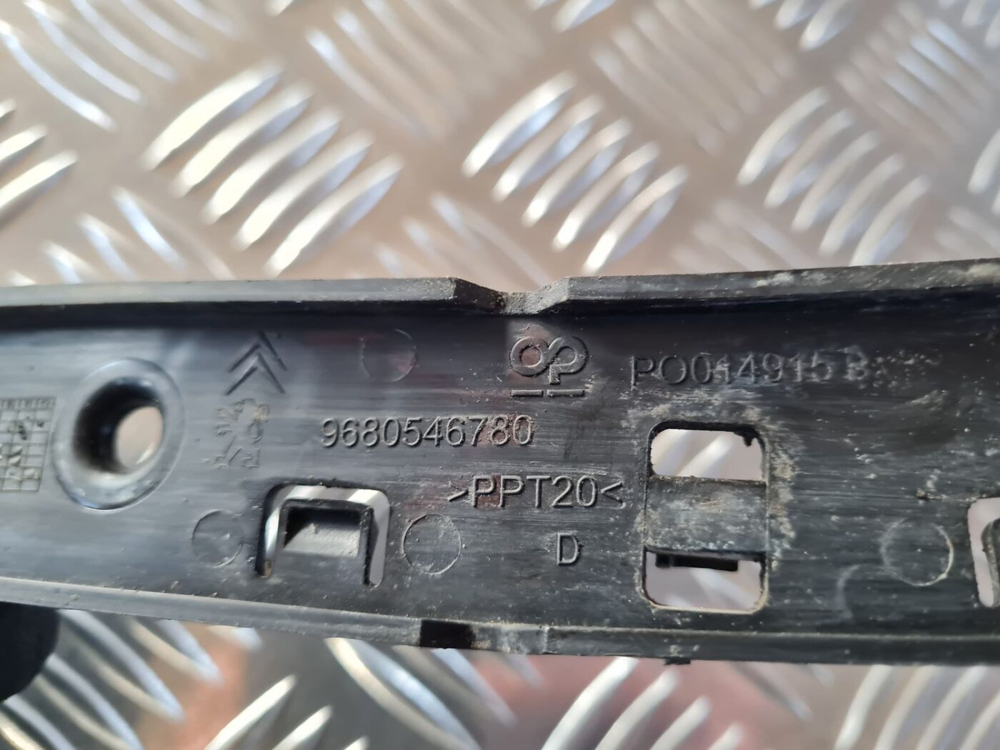 Priekšēja bufera kreisāis kronšteins priekš CITROEN BERLINGO 2014