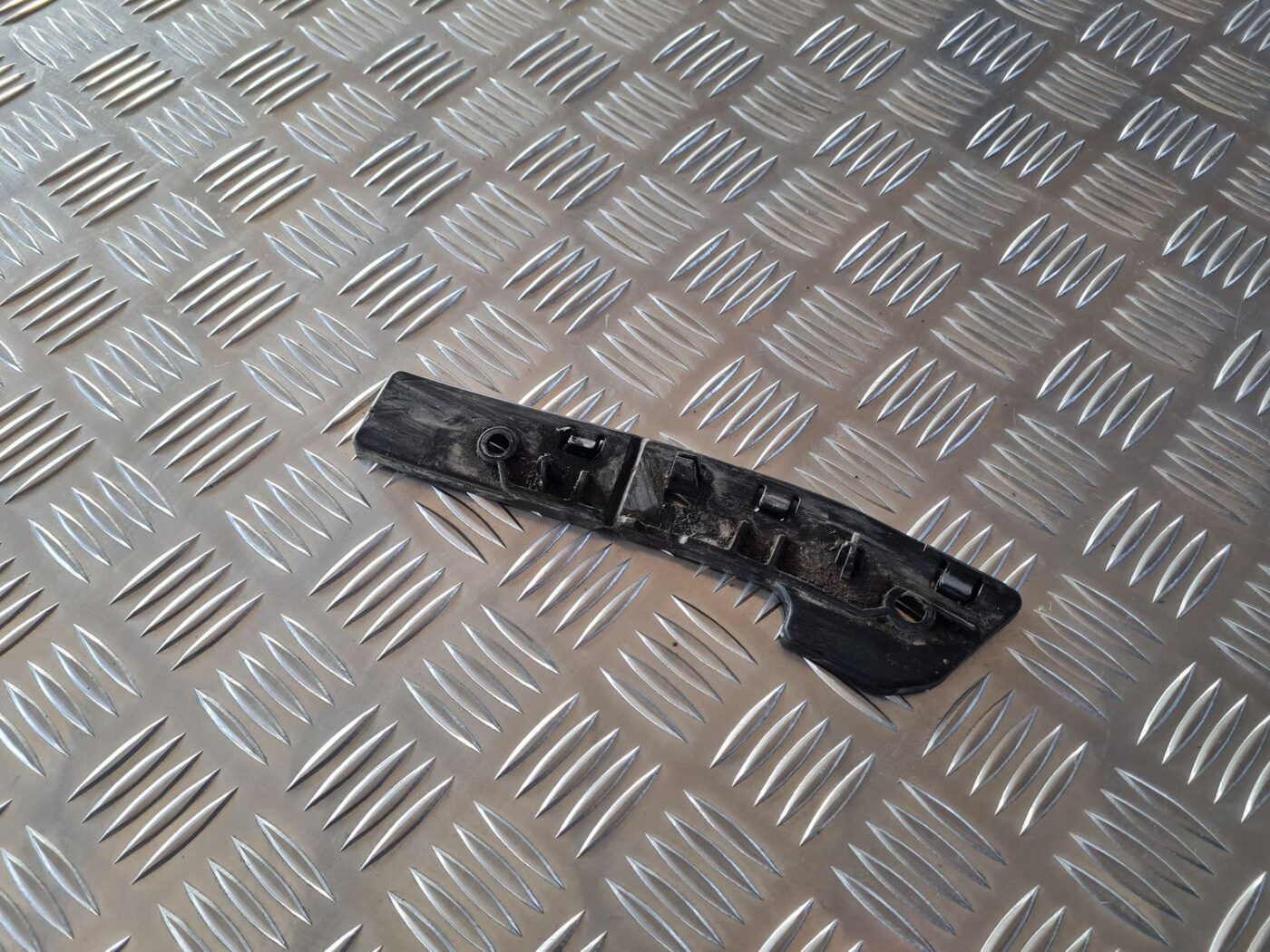 Priekšēja bufera kreisāis kronšteins priekš CITROEN BERLINGO 2014