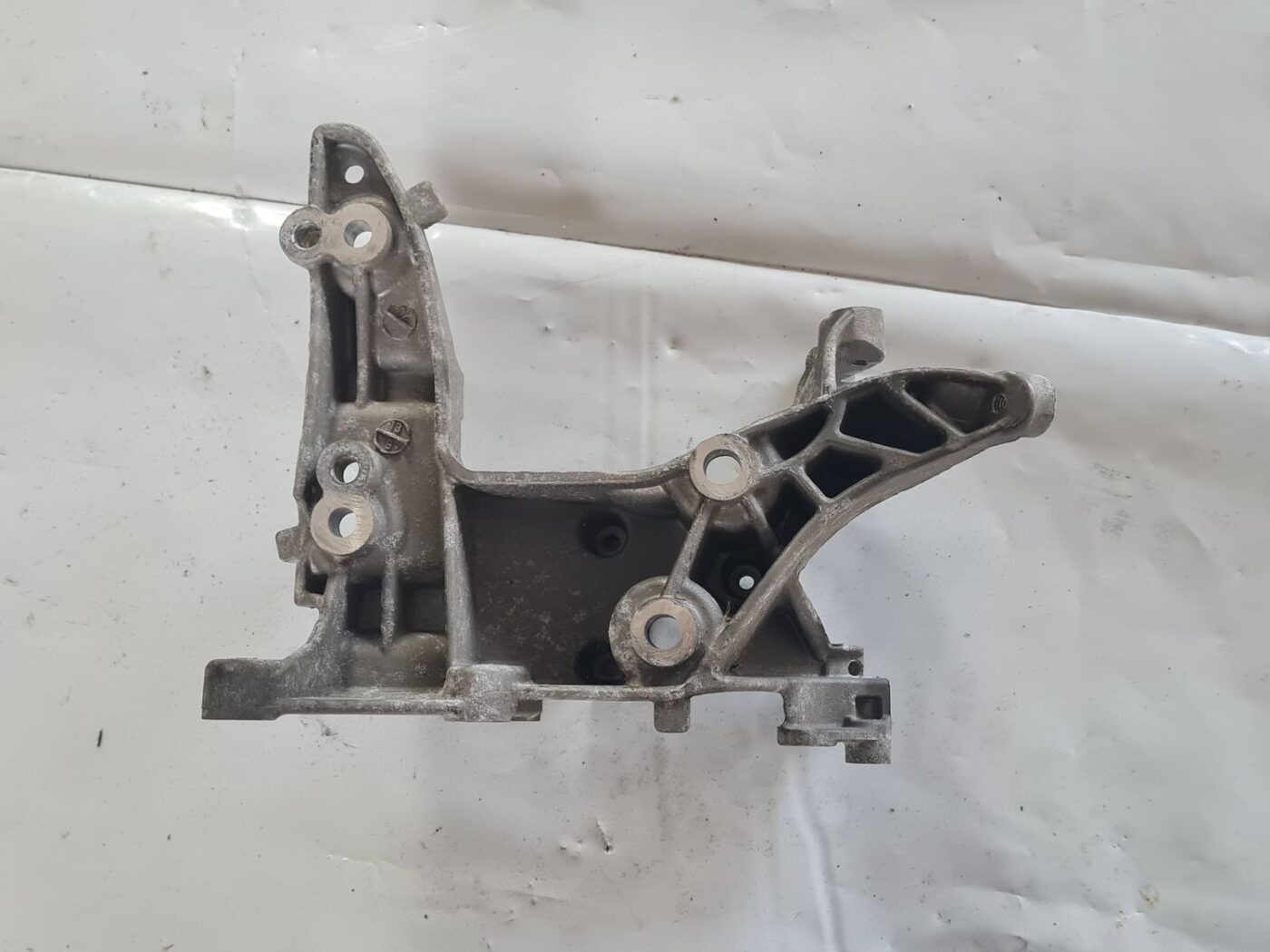 Ģeneratora kronšteins priekš CITROEN BERLINGO 2014