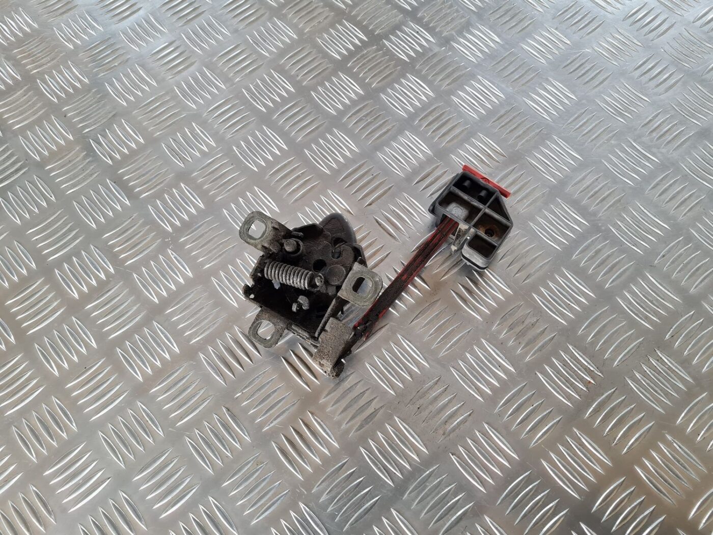 Pārsega slēdzene priekš FIAT STILO 2003 1 Pārsega slēdzene priekš FIAT STILO 2003