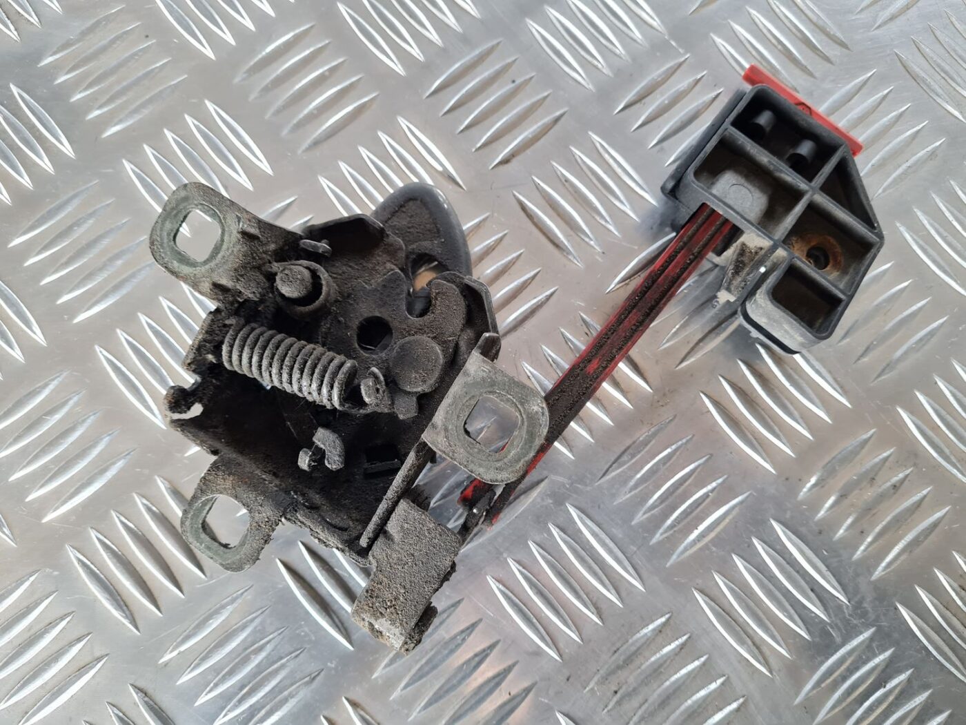 Pārsega slēdzene priekš FIAT STILO 2003 2 Pārsega slēdzene priekš FIAT STILO 2003