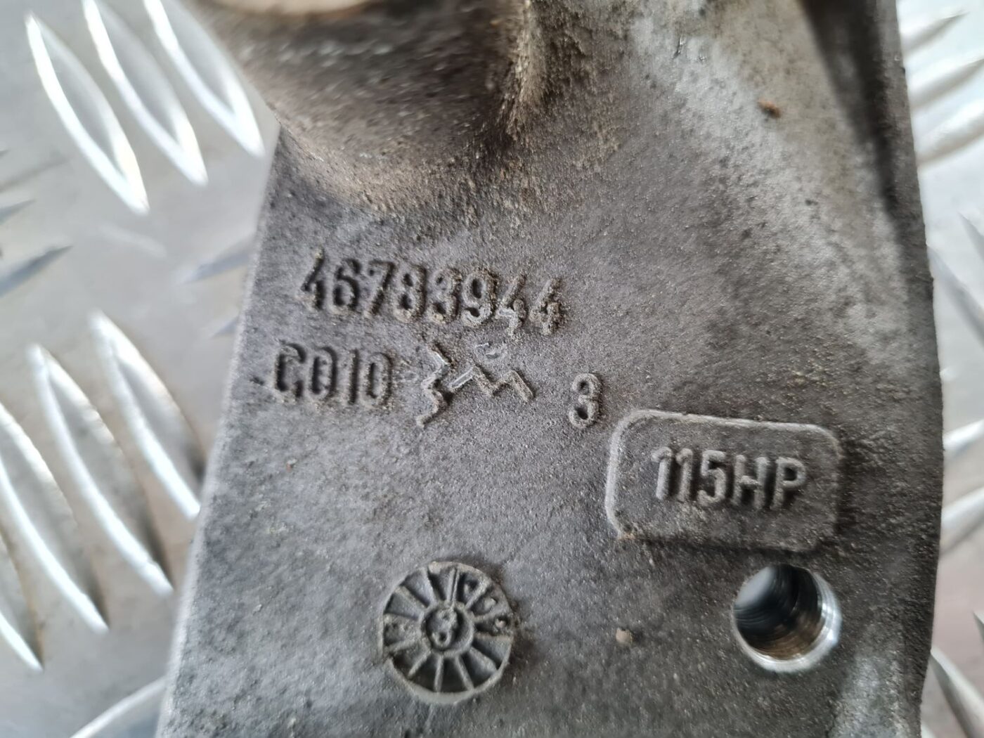 Dzinēja kronšteins priekš FIAT STILO 2003 4 Dzinēja kronšteins priekš FIAT STILO 2003