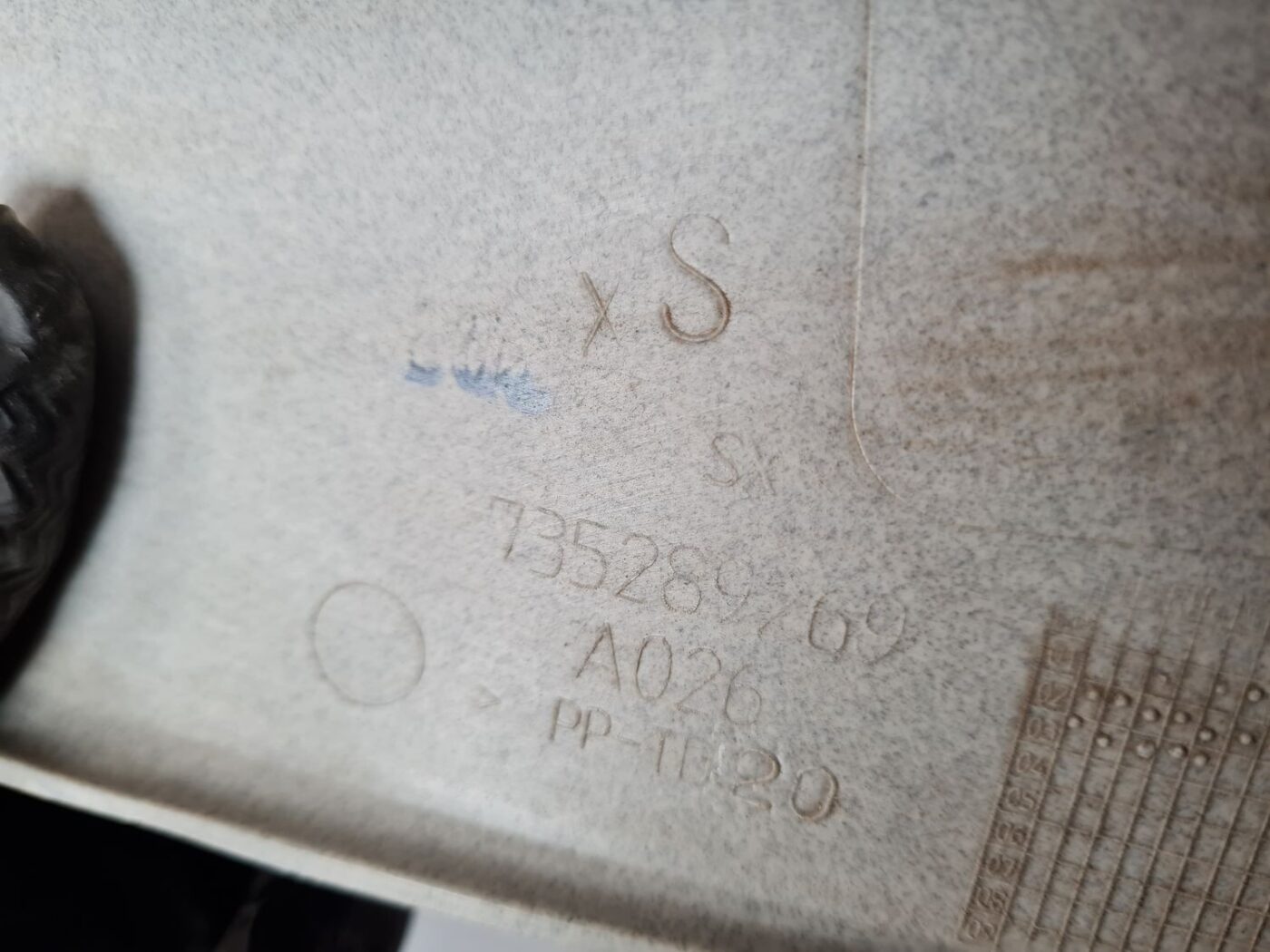 Aizmugurējas salona statnes apdare priekš FIAT STILO 2003 3 Aizmugurējas salona statnes apdare priekš FIAT STILO 2003