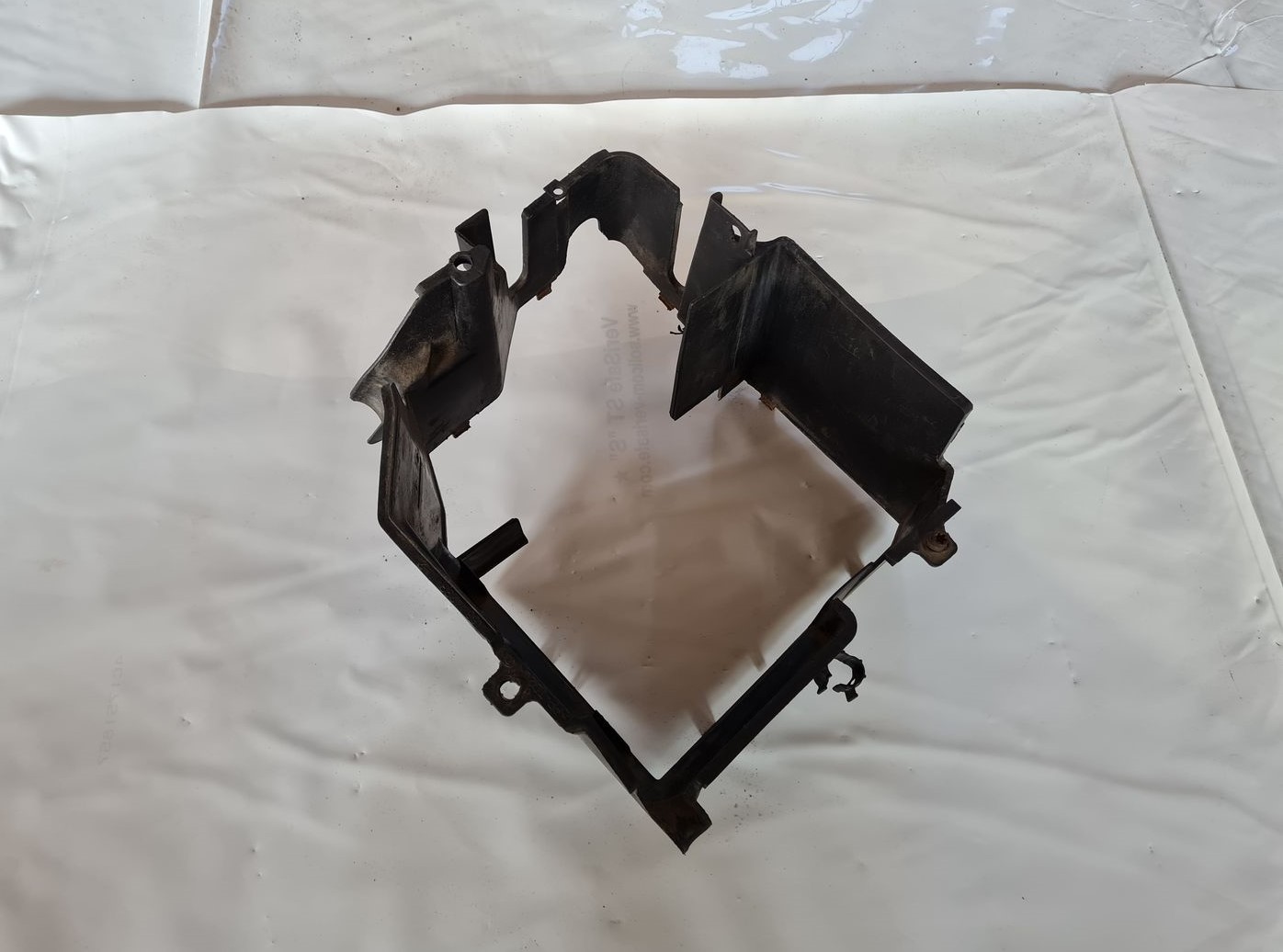 Akumulatora stiprināšanas korpuss priekš FIAT STILO 2003 1 Akumulatora stiprināšanas korpuss priekš FIAT STILO 2003