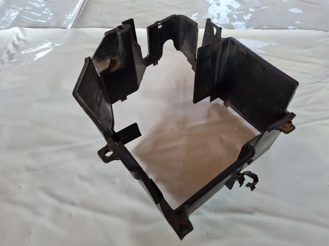 Akumulatora stiprināšanas korpuss priekš FIAT STILO 2003 2 Akumulatora stiprināšanas korpuss priekš FIAT STILO 2003