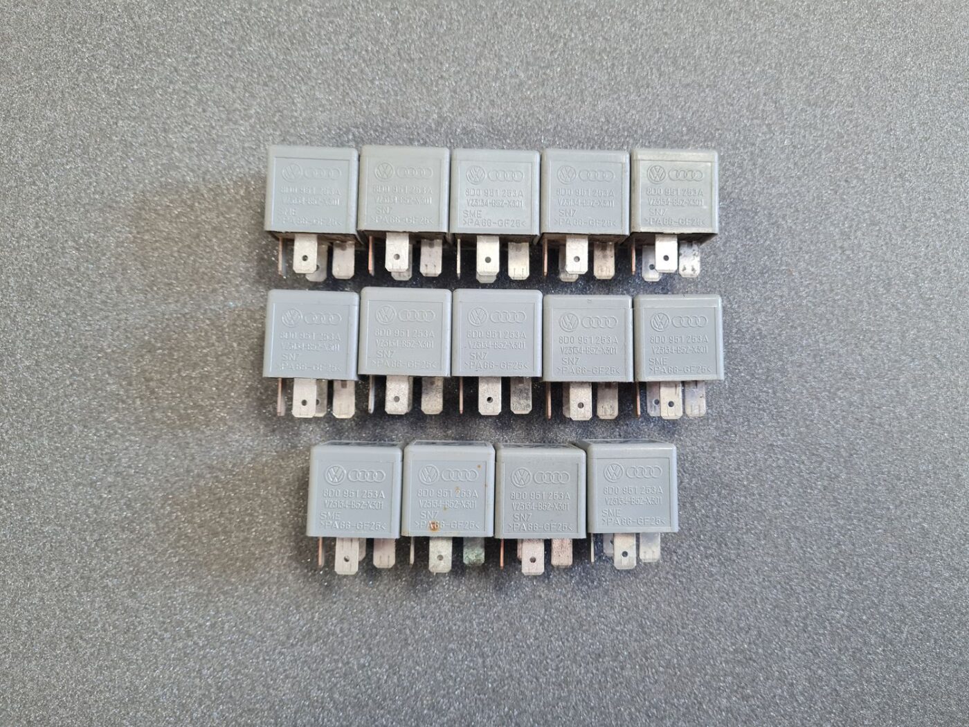 Drošinātāju releja priekš AUDI 1 Drošinātāju releja priekš AUDI