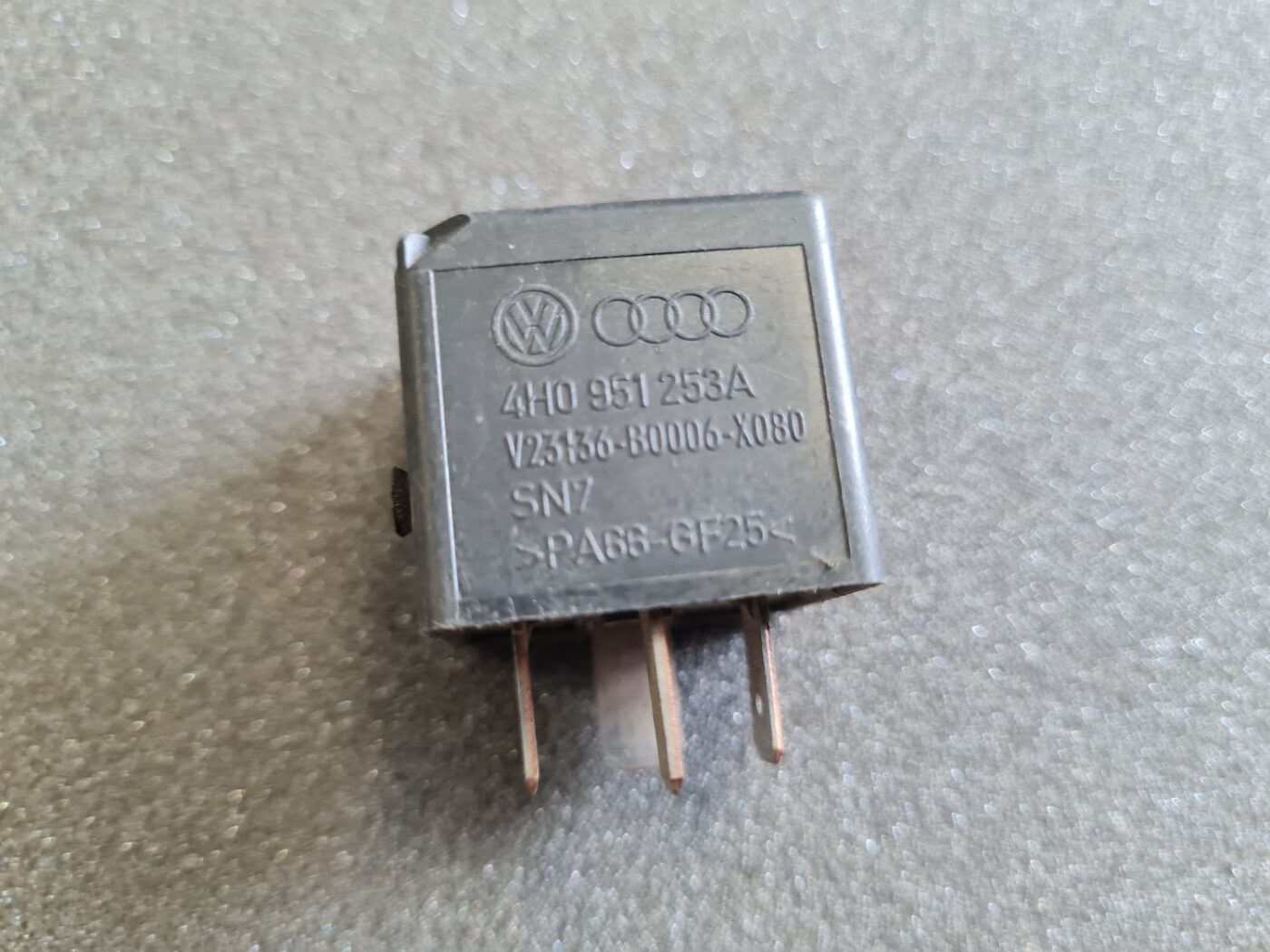 Drošinātāju releja priekš AUDI 2 Drošinātāju releja priekš AUDI