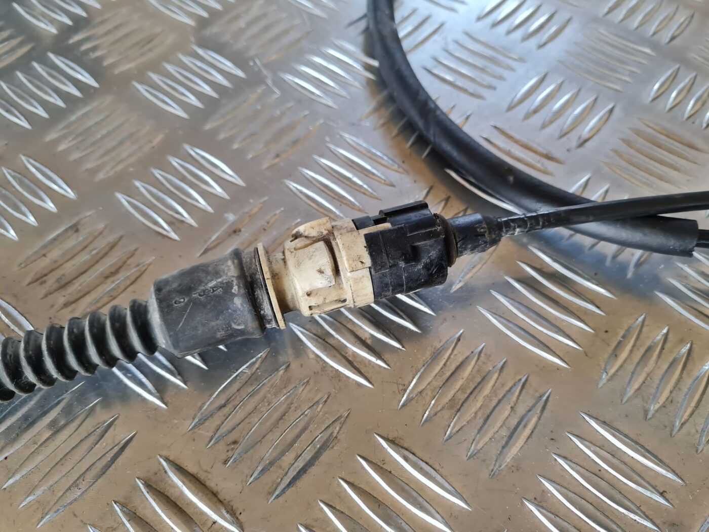 Pārnesumu pārslēgšanas mehānisma troses priekš DODGE JOURNEY 2010 4 Pārnesumu pārslēgšanas mehānisma troses priekš DODGE JOURNEY 2010