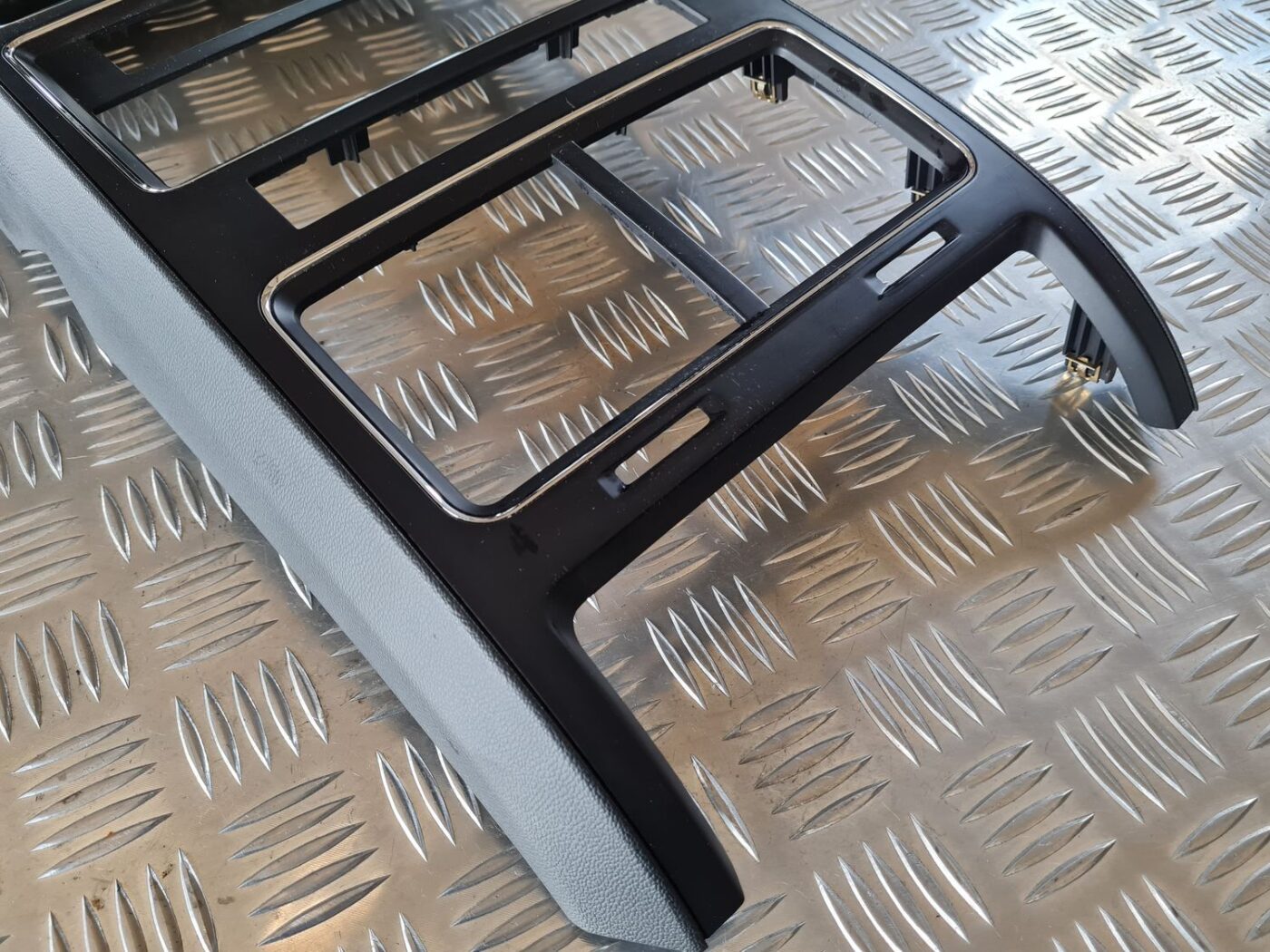 Mērinstrumentu paneļa dekoratīvais rāmis priekš DODGE JOURNEY 2010 2 Mērinstrumentu paneļa dekoratīvais rāmis priekš DODGE JOURNEY 2010