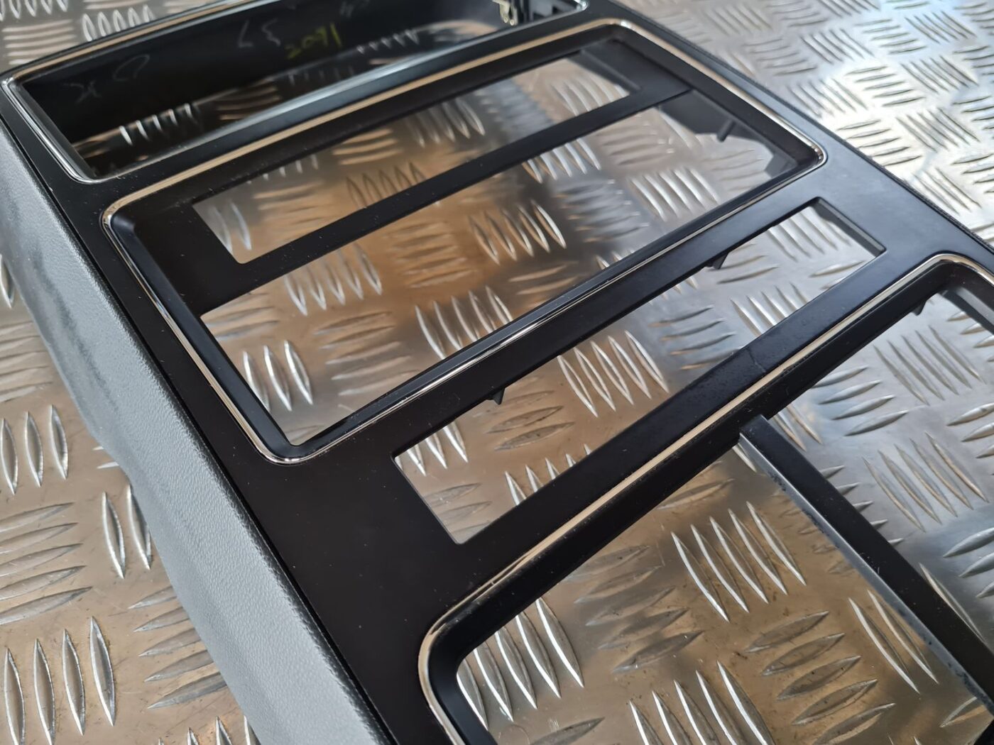 Mērinstrumentu paneļa dekoratīvais rāmis priekš DODGE JOURNEY 2010 7 Mērinstrumentu paneļa dekoratīvais rāmis priekš DODGE JOURNEY 2010