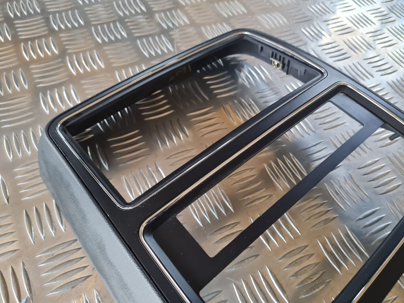 Mērinstrumentu paneļa dekoratīvais rāmis priekš DODGE JOURNEY 2010 6 Mērinstrumentu paneļa dekoratīvais rāmis priekš DODGE JOURNEY 2010