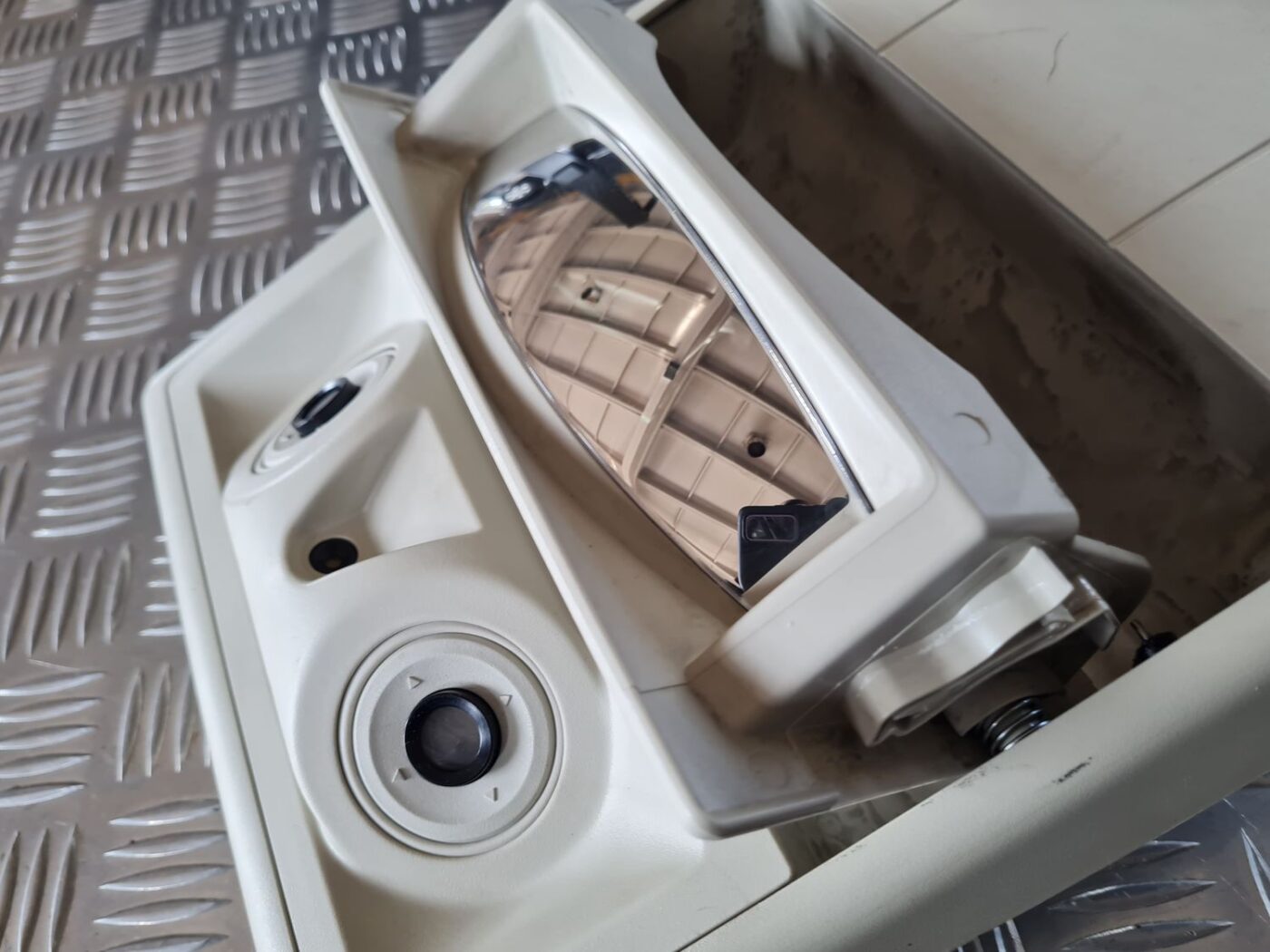 Salona apgaismojuma panelis priekš DODGE JOURNEY 2010