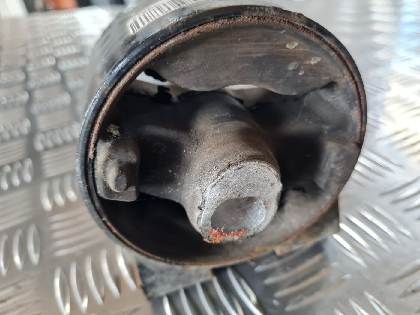 Dzinēja spilvens priekš DODGE JOURNEY 2010 2 Dzinēja spilvens priekš DODGE JOURNEY 2010