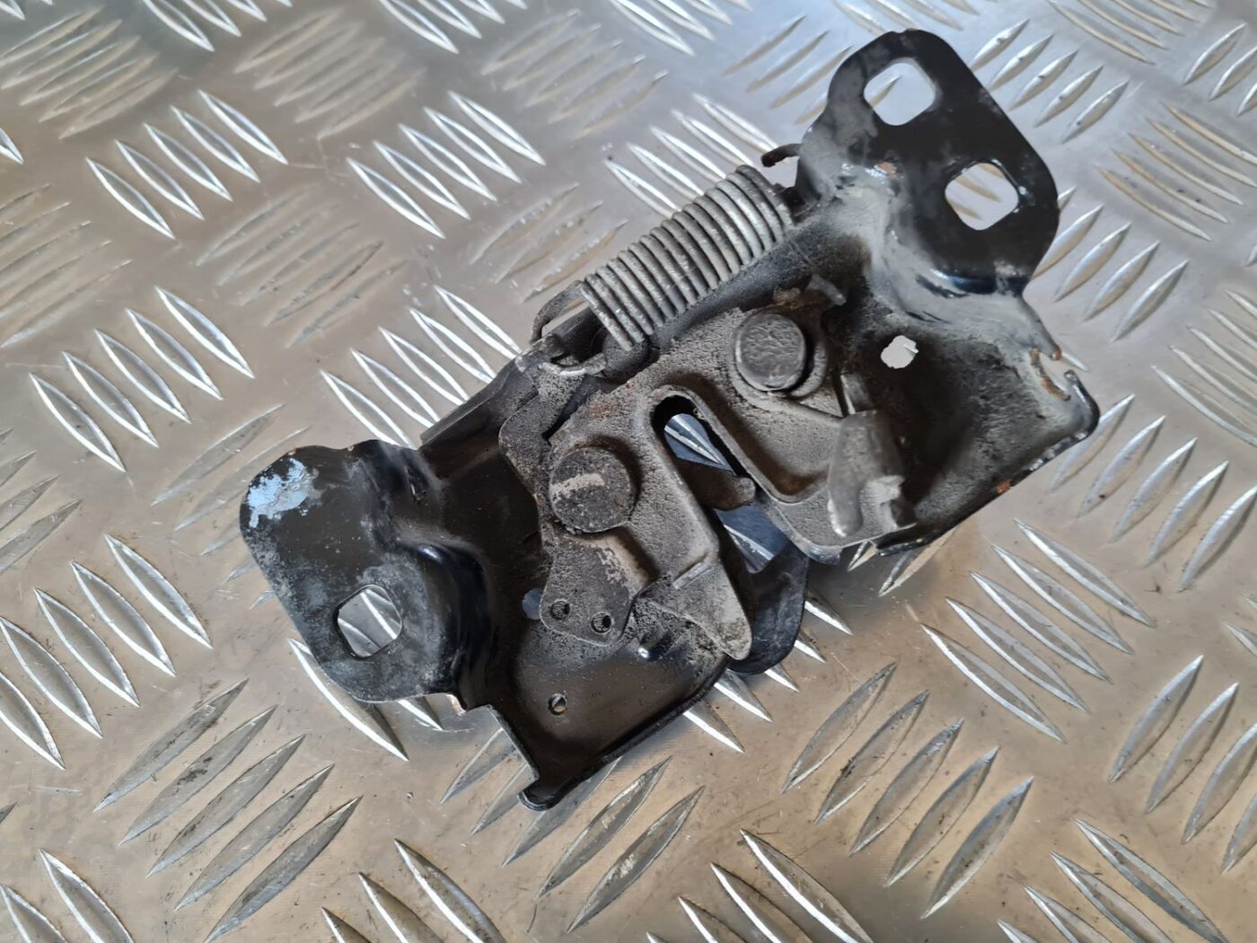 Pārsega slēdzene priekš DODGE JOURNEY 2010