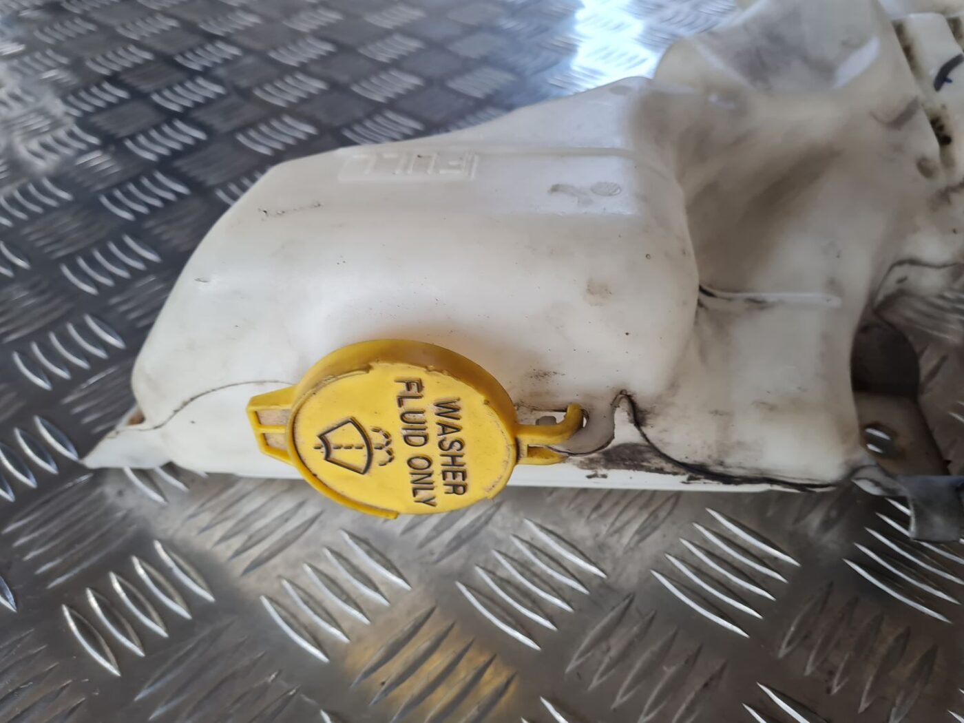 Mazgātāja šķidruma tvertne priekš DODGE JOURNEY 2010 2 Mazgātāja šķidruma tvertne priekš DODGE JOURNEY 2010