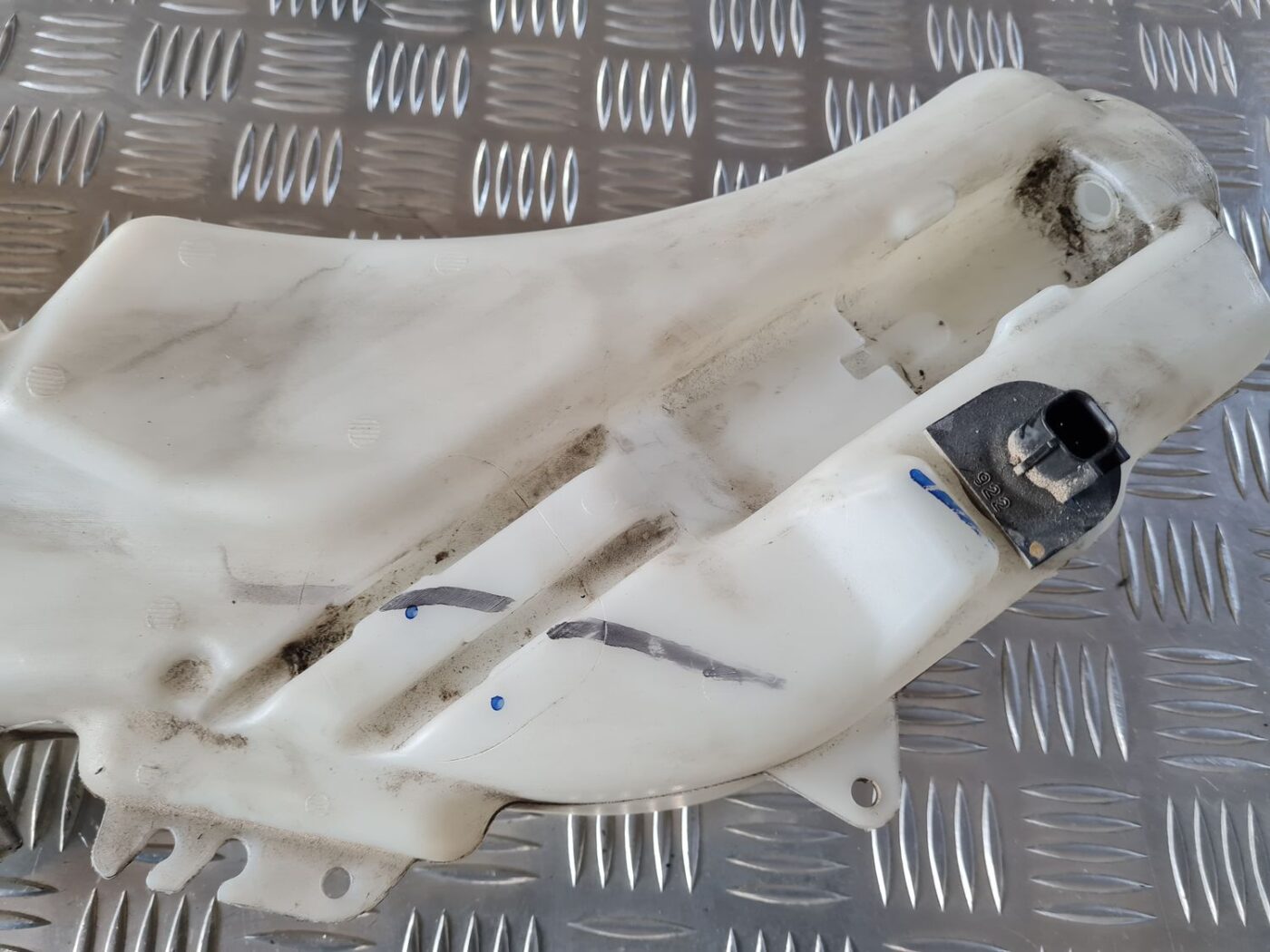 Mazgātāja šķidruma tvertne priekš DODGE JOURNEY 2010 6 Mazgātāja šķidruma tvertne priekš DODGE JOURNEY 2010