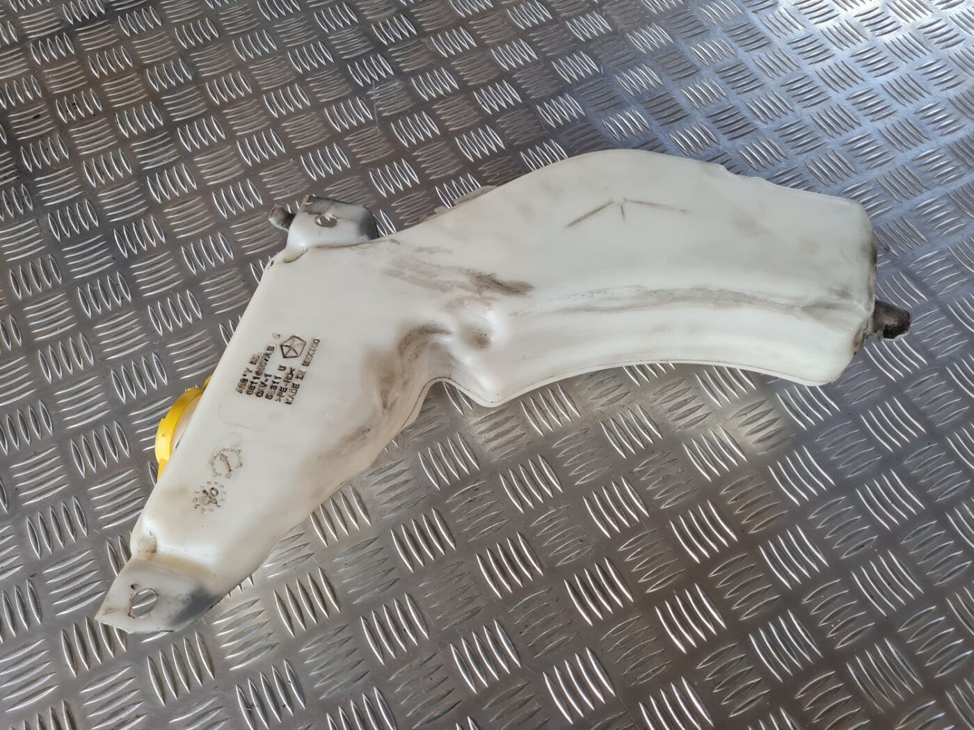 Mazgātāja šķidruma tvertne priekš DODGE JOURNEY 2010 4 Mazgātāja šķidruma tvertne priekš DODGE JOURNEY 2010