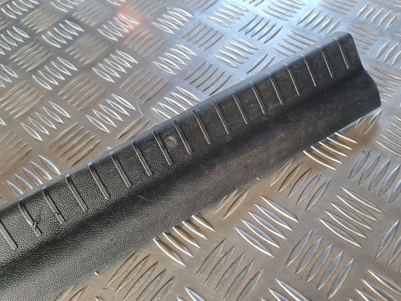 Sliekšņa aizmugurēja laba uzlika (salonā) priekš DODGE JOURNEY 2010 6 Sliekšņa aizmugurēja laba uzlika (salonā) priekš DODGE JOURNEY 2010