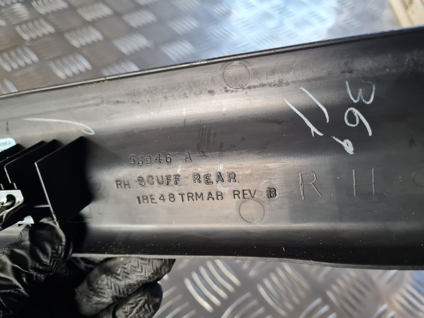 Sliekšņa aizmugurēja laba uzlika (salonā) priekš DODGE JOURNEY 2010 3 Sliekšņa aizmugurēja laba uzlika (salonā) priekš DODGE JOURNEY 2010