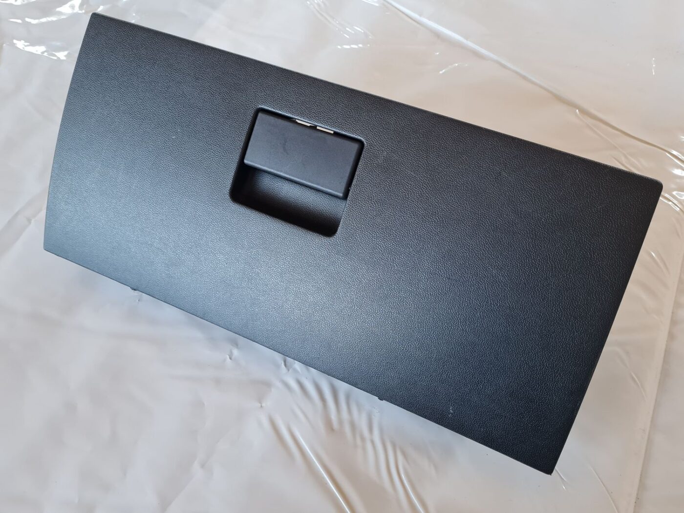 Mantu glabāšanas nodalījums pasažiera pusē priekš DODGE JOURNEY 2010 2 Mantu glabāšanas nodalījums pasažiera pusē priekš DODGE JOURNEY 2010