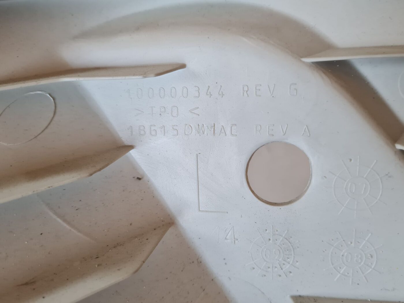 Bagažnieka nodalījuma statnes apdare priekš DODGE JOURNEY 2010 3 Bagažnieka nodalījuma statnes apdare priekš DODGE JOURNEY 2010