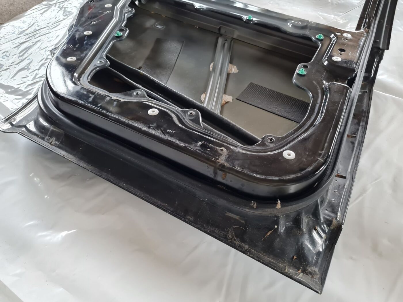 Aizmugurējās kreisās durvis priekš DODGE JOURNEY 2010 8 Aizmugurējās kreisās durvis priekš DODGE JOURNEY 2010