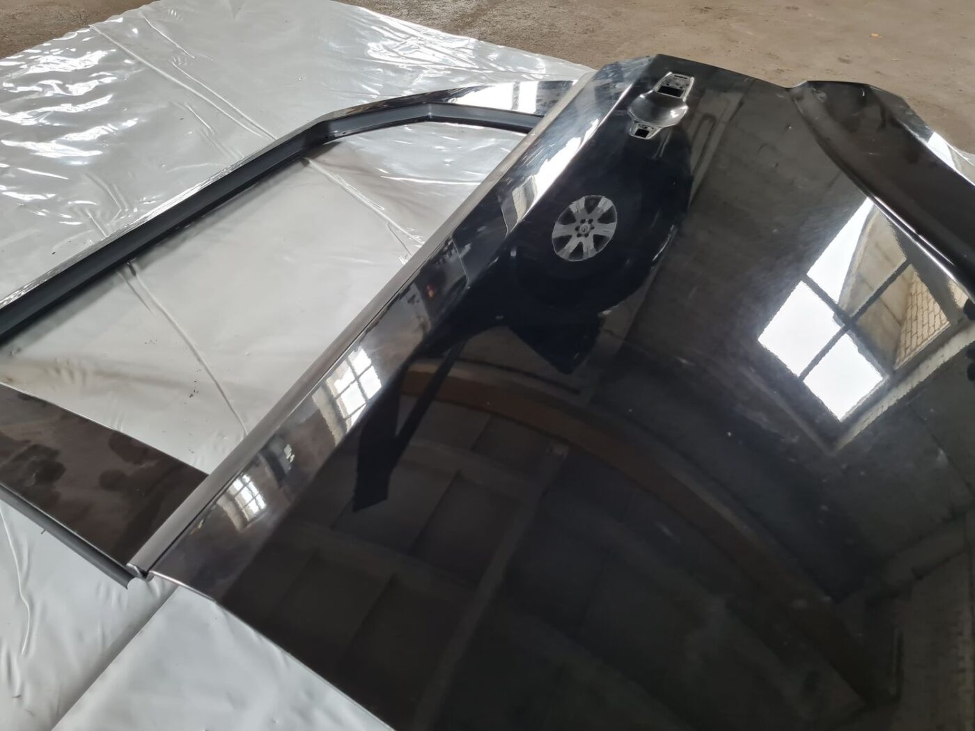 Aizmugurējās kreisās durvis priekš DODGE JOURNEY 2010 5 Aizmugurējās kreisās durvis priekš DODGE JOURNEY 2010