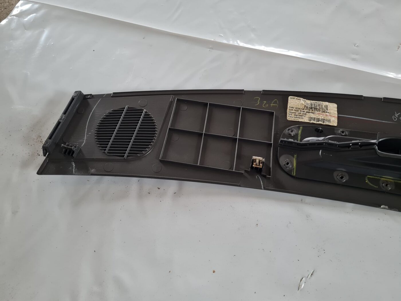 Vējstikla ventilācijas režģis (salonā) priekš DODGE JOURNEY 2010 7 Vējstikla ventilācijas režģis (salonā) priekš DODGE JOURNEY 2010