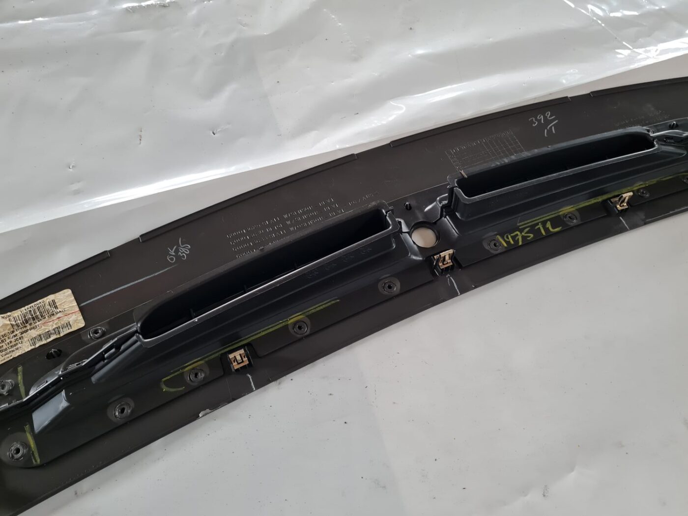 Vējstikla ventilācijas režģis (salonā) priekš DODGE JOURNEY 2010 6 Vējstikla ventilācijas režģis (salonā) priekš DODGE JOURNEY 2010