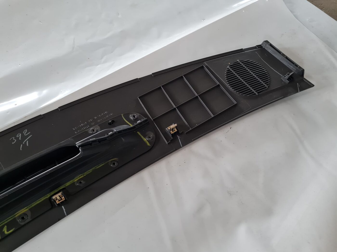 Vējstikla ventilācijas režģis (salonā) priekš DODGE JOURNEY 2010 5 Vējstikla ventilācijas režģis (salonā) priekš DODGE JOURNEY 2010